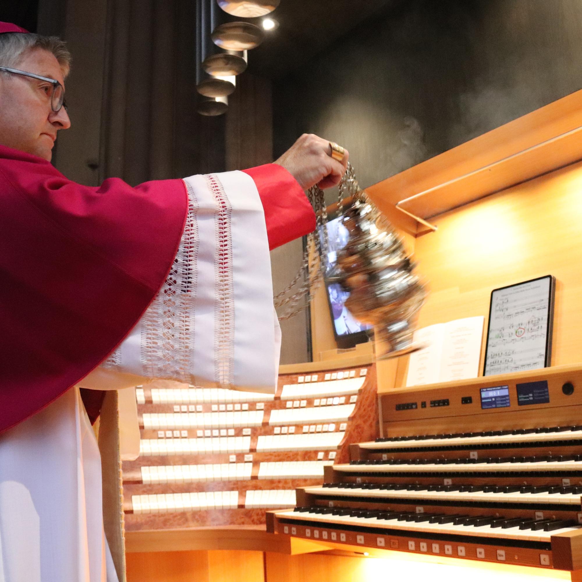 Bischof Peter Kohlgraf segnet den ersten Teilabschnitt der neuen Mainzer Domorgel