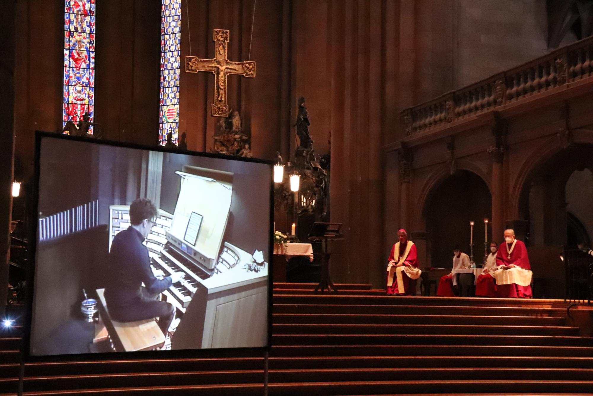 Das Orgelspiel von Domorganist Professor Daniel Beckmann war auf einer Leinwand zu sehen. (c) Bistum Mainz/ Hoffmann