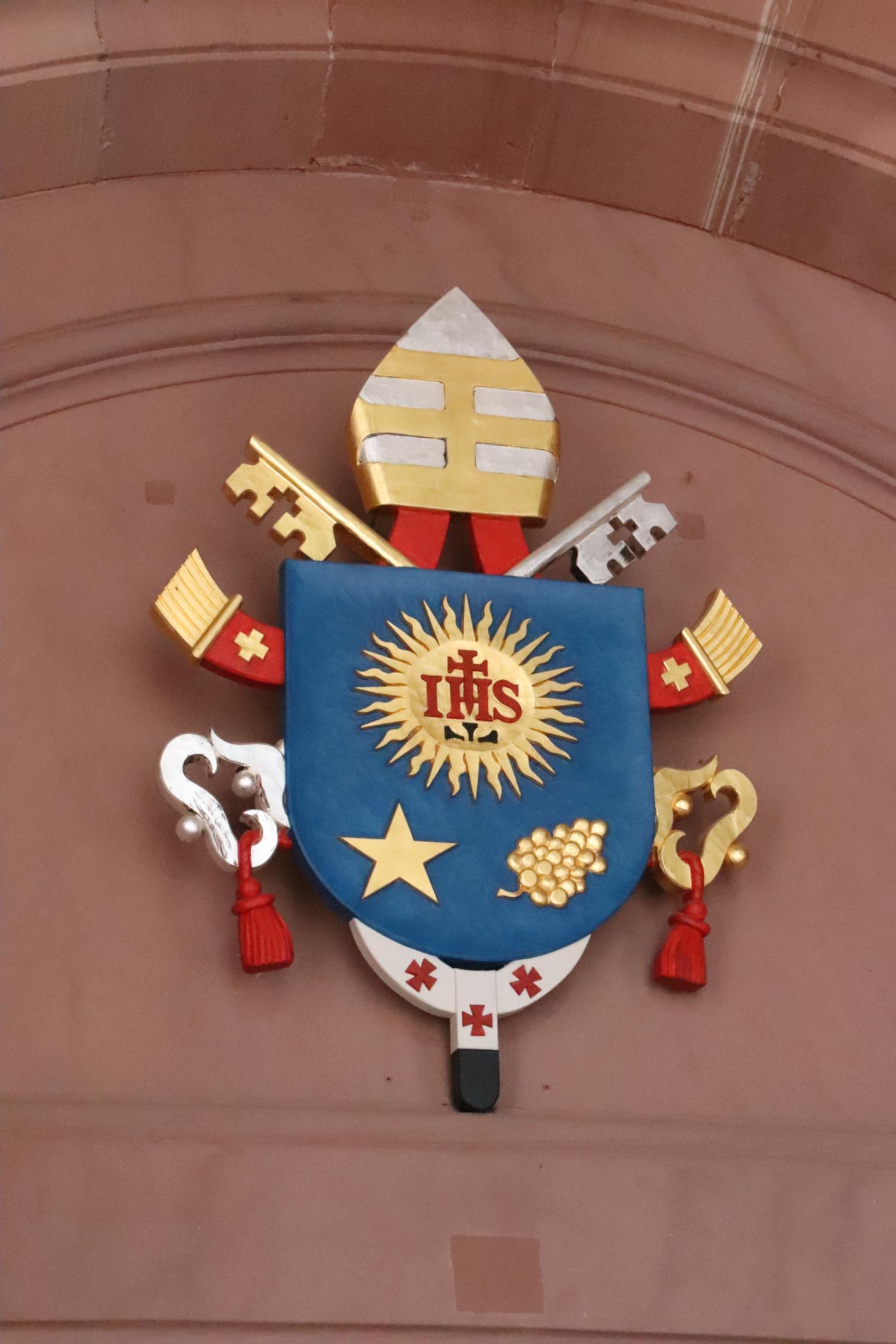 Das Wappen von Papst Franziskus kennzeichnet die Kirche als Basilica minor (c) Bistum Mainz/Hoffmann