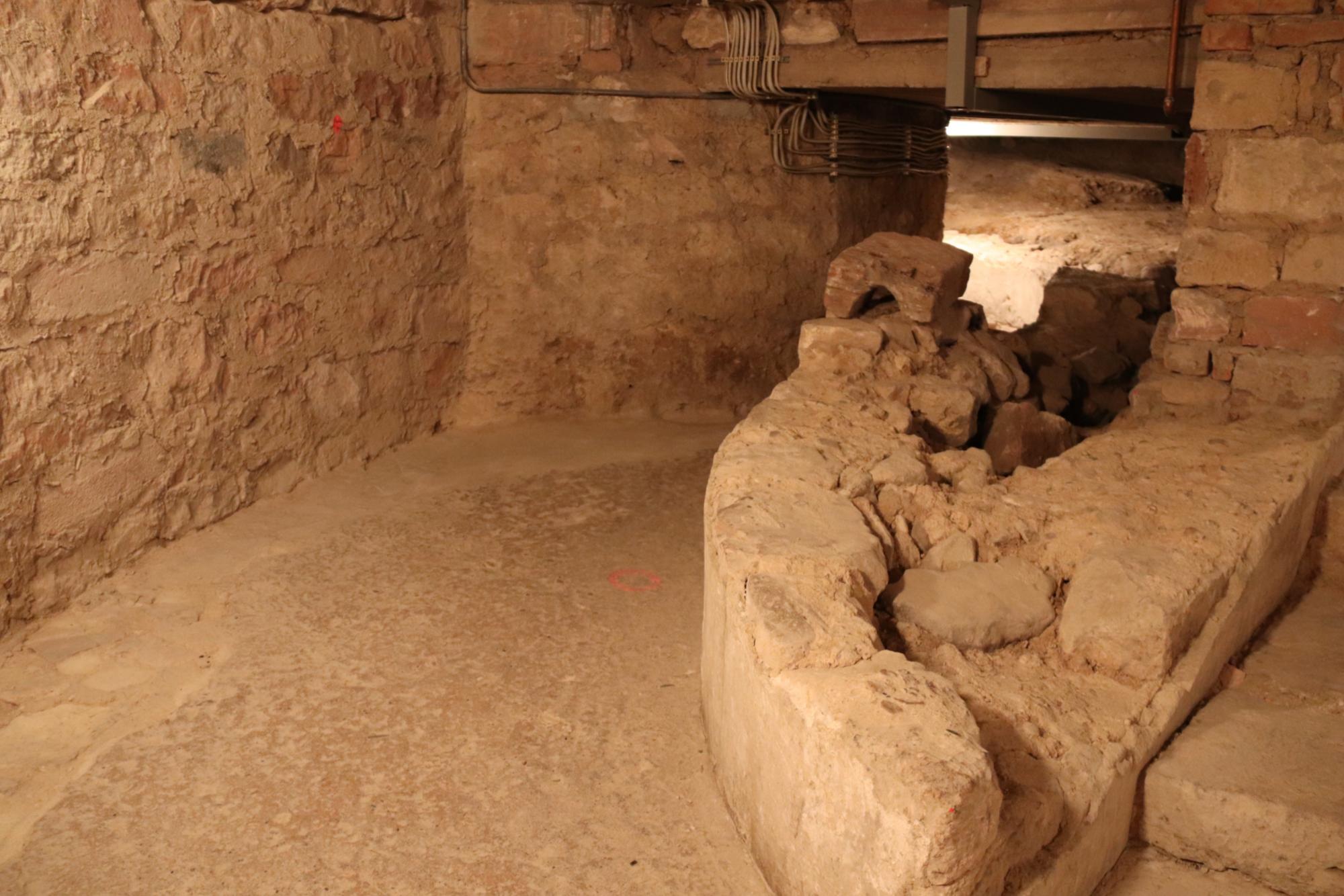 erhaltene Teile der Ringkrypta unterhalb des Altars in Seligenstadt (c) Bistum Mainz/Hoffmann