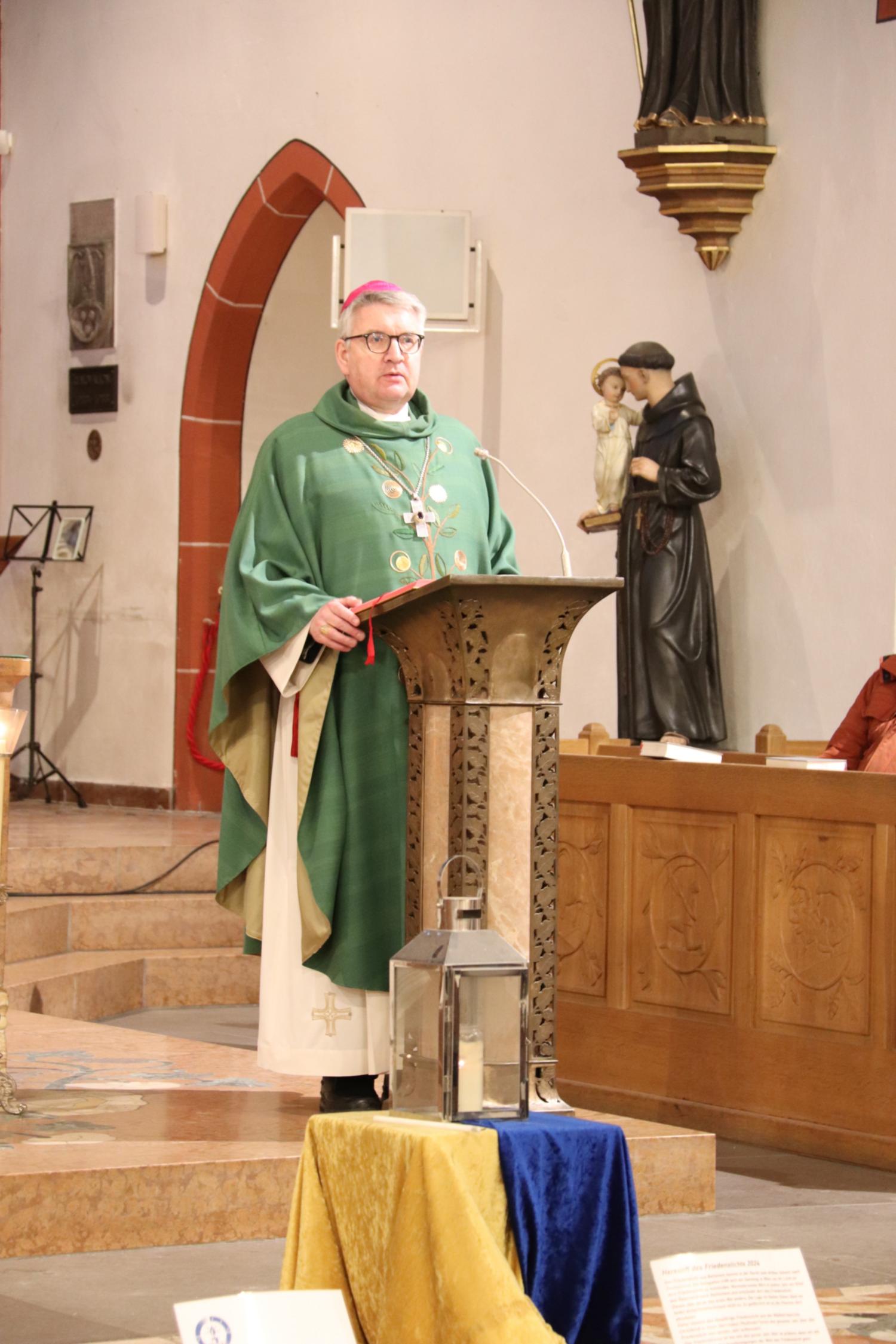 Bischof Peter Kohlgraf bei seiner Predigt zum Weltfriedenstag 2026 in der Basilika St. Martin in Bingen (c) Bistum Mainz/Hoffmann