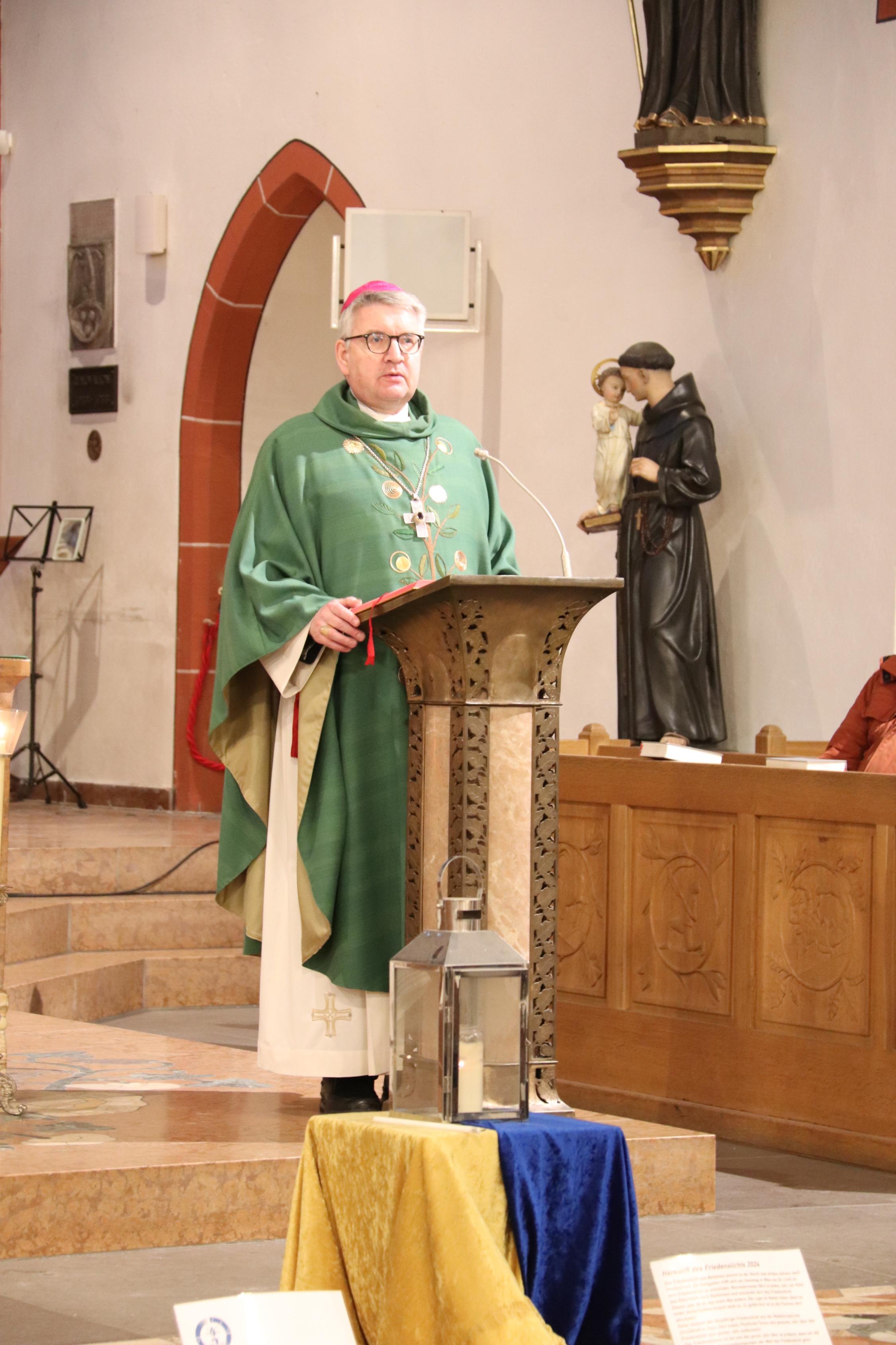 Bischof Peter Kohlgraf bei seiner Predigt zum Weltfriedenstag 2026 in der Basilika St. Martin in Bingen