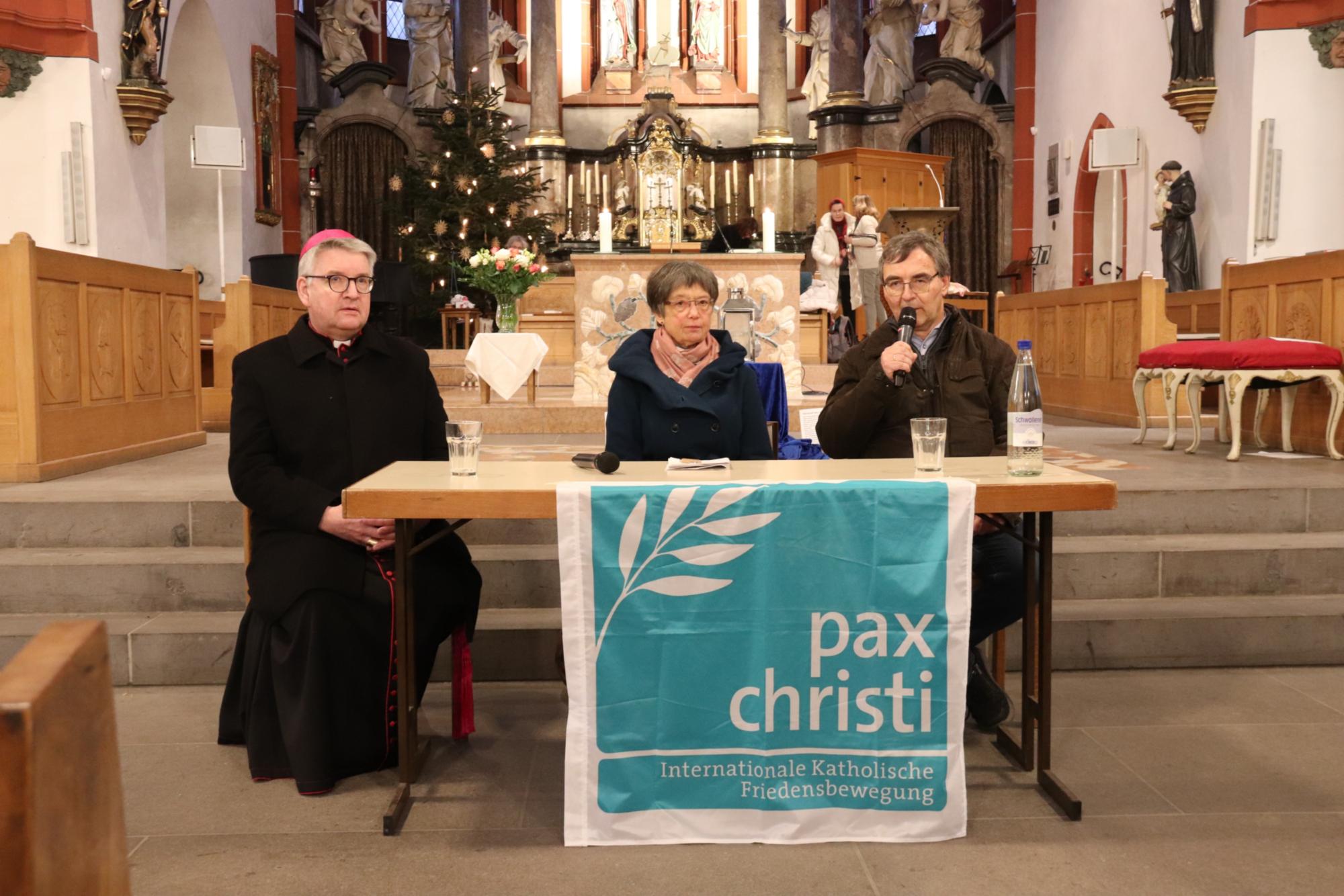 Diskussionsrunde im Anschluss an den Gottesdienst zum Weltfriedenstag 2026 in Bingen (c) Bistum Mainz/Hoffmann