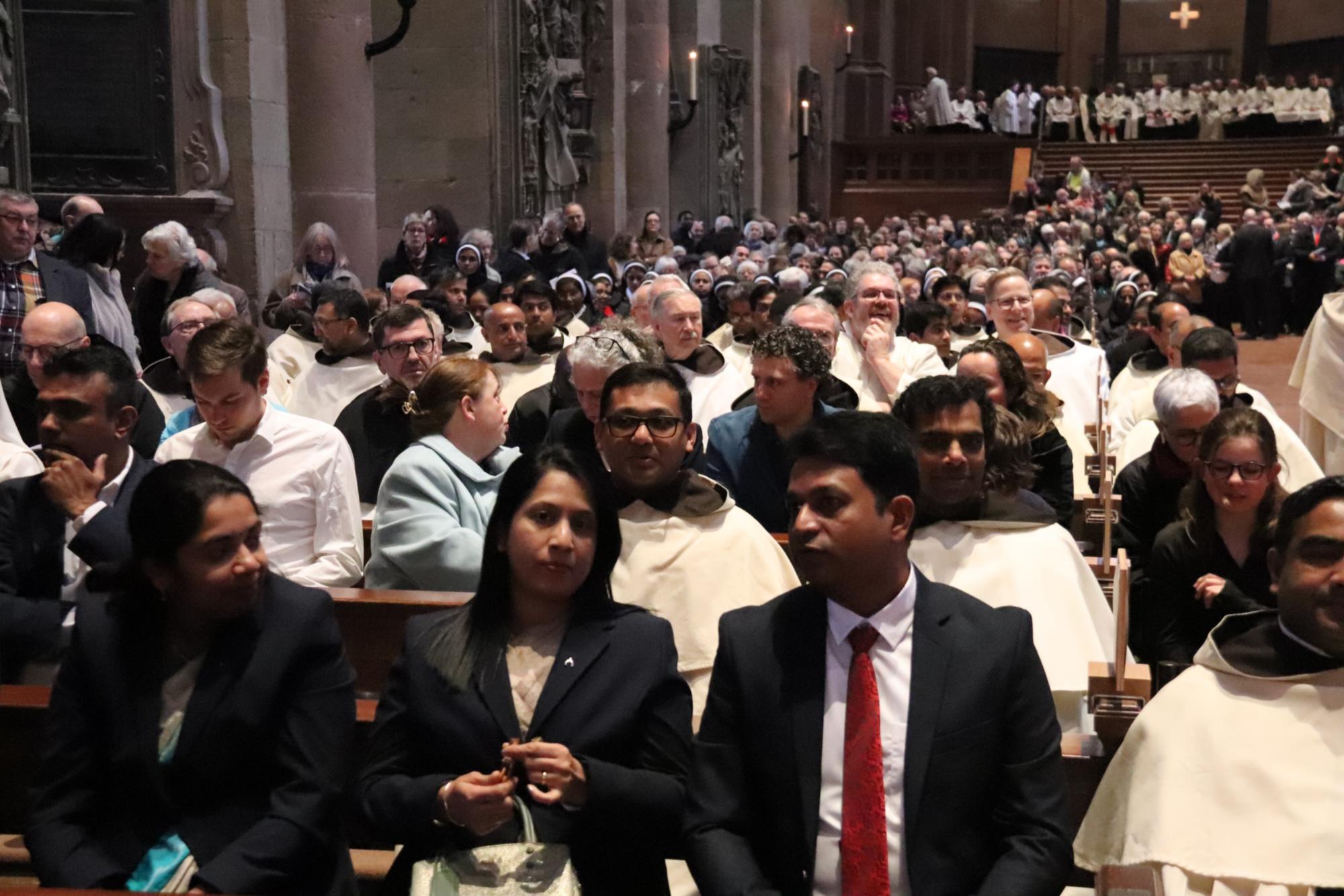 Der Mainzer Dom war bis auf den letzten Platz und darüber hinaus besetzt (c) Bistum Mainz/Hoffmann