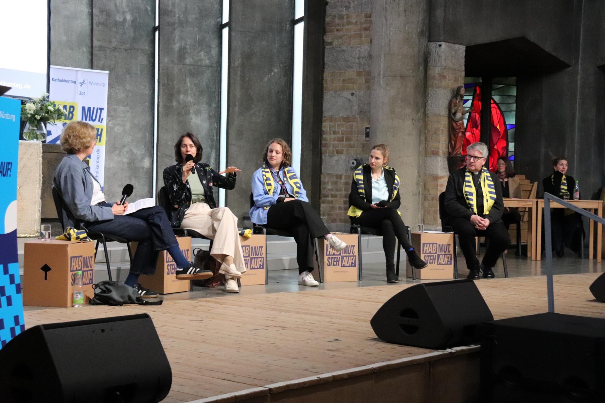 Bischof Kohlgraf bei einer Podiumsdiskussion zum Thema Antifeminismus (c) Bistum Mainz/Hoffmann