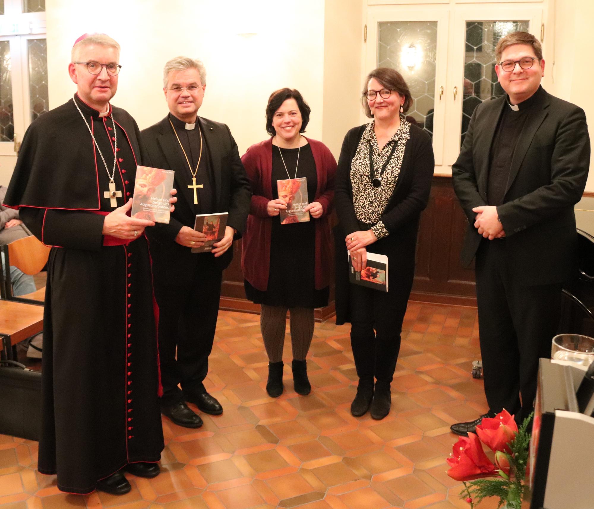 Dr. Susanner Kern (2.von rechts) überreichte ihr Buch an Bischof Peter Kohlgraf, Weihbischof Dr. Udo Markus Bentz, Bevollmächtigte Stephanie Rieth und Regens Dr. Tonke Dennebaum (von links nach rechts) (c) Bistum Mainz/Hoffmann
