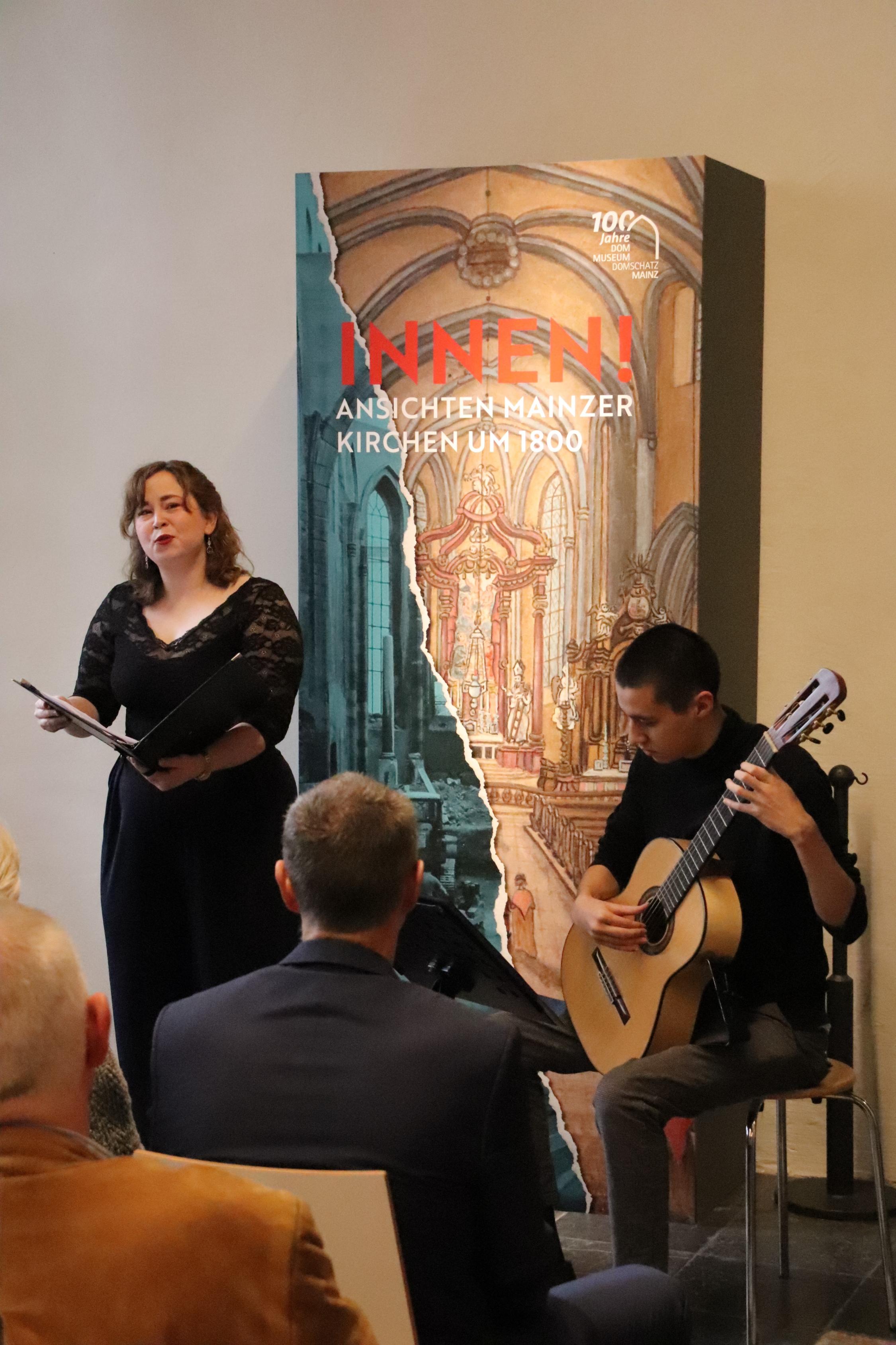 Emilie Jønnsen (Gesang) und Roland Schohl (Gitarre)