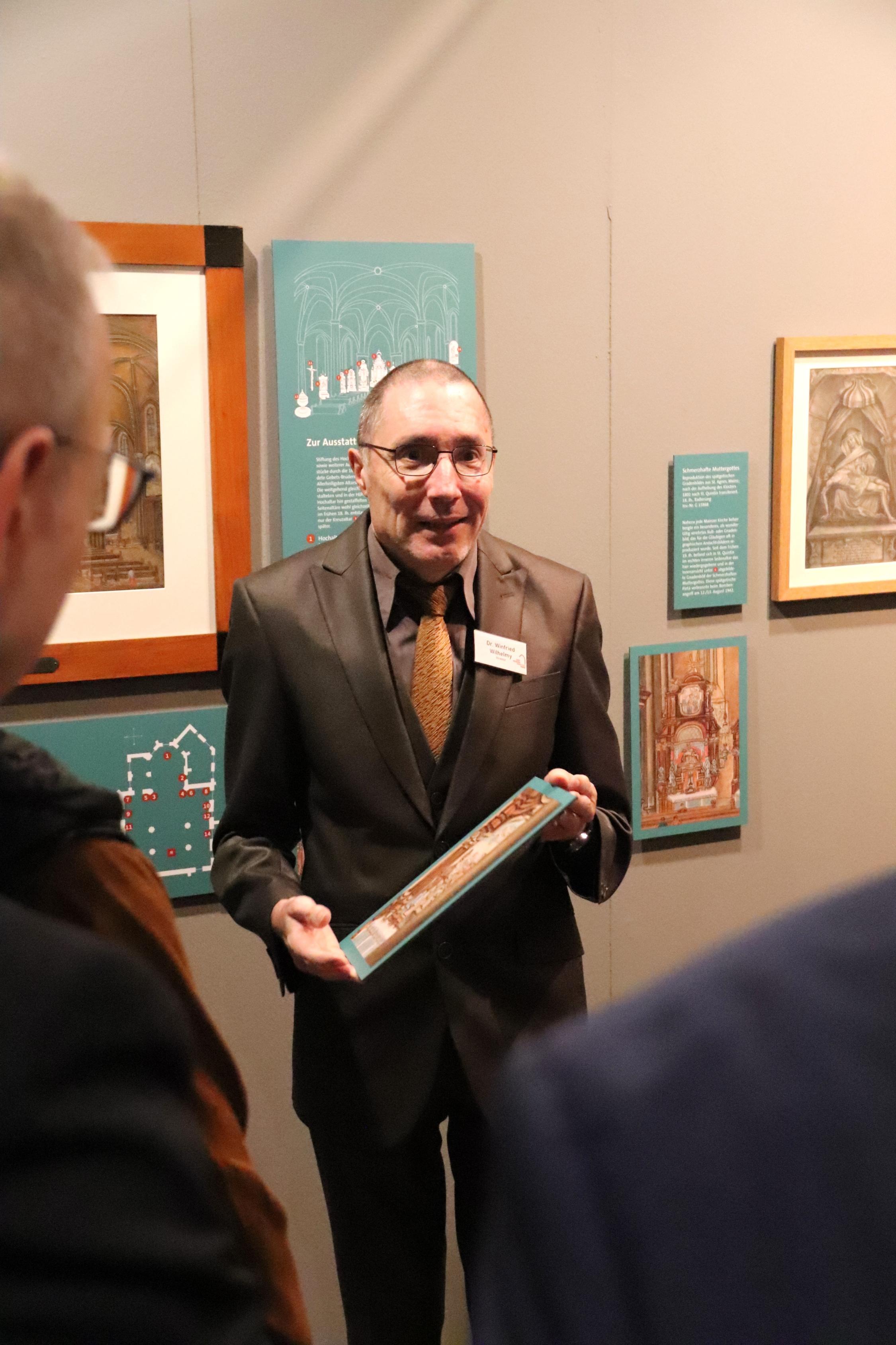 Dr. Winfried Wilhelmy, Direktor des Dom- und Diözesanmuseums, führte die Gäste durch die Ausstellung