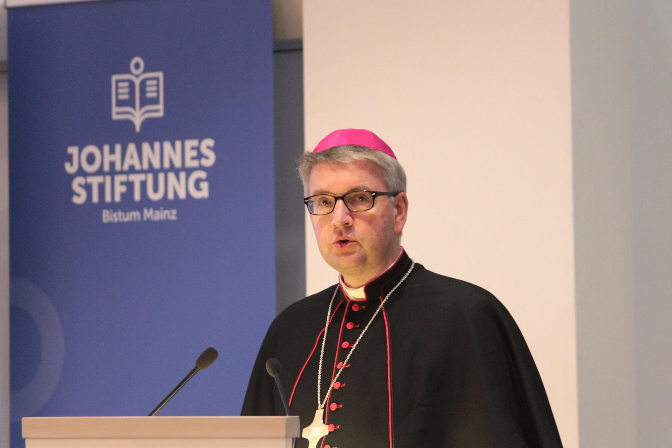 Mainz, 13. Oktober 2017: „Das Stipendium der Johannesstiftung, für das Ihr heute Eure Urkunde überreicht bekommt, ist eine Anerkennung für Eure Leistung, für Euer Bestreben, hier in Deutschland anzukommen, für Euren Willen zu lernen und den Mut, Euer Leben zu gestalten“, sagte der Mainzer Bischof Peter Kohlgraf in seiner Ansprache.
