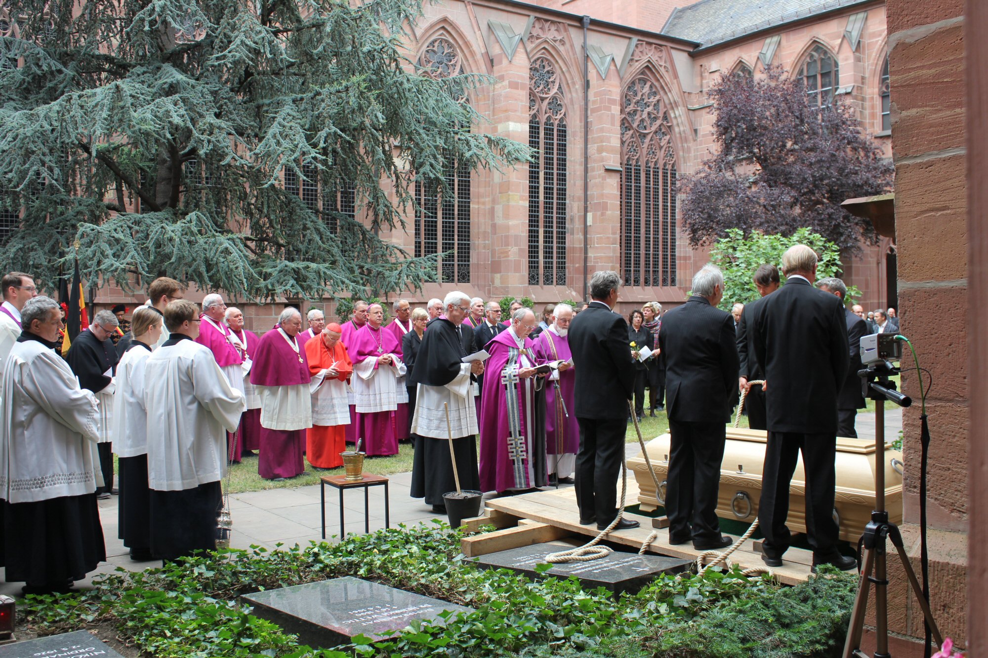 KALB--DOMFRIEDHOF (c) Bistum Mainz / Matschak (Ersteller: Bistum Mainz / Matschak)