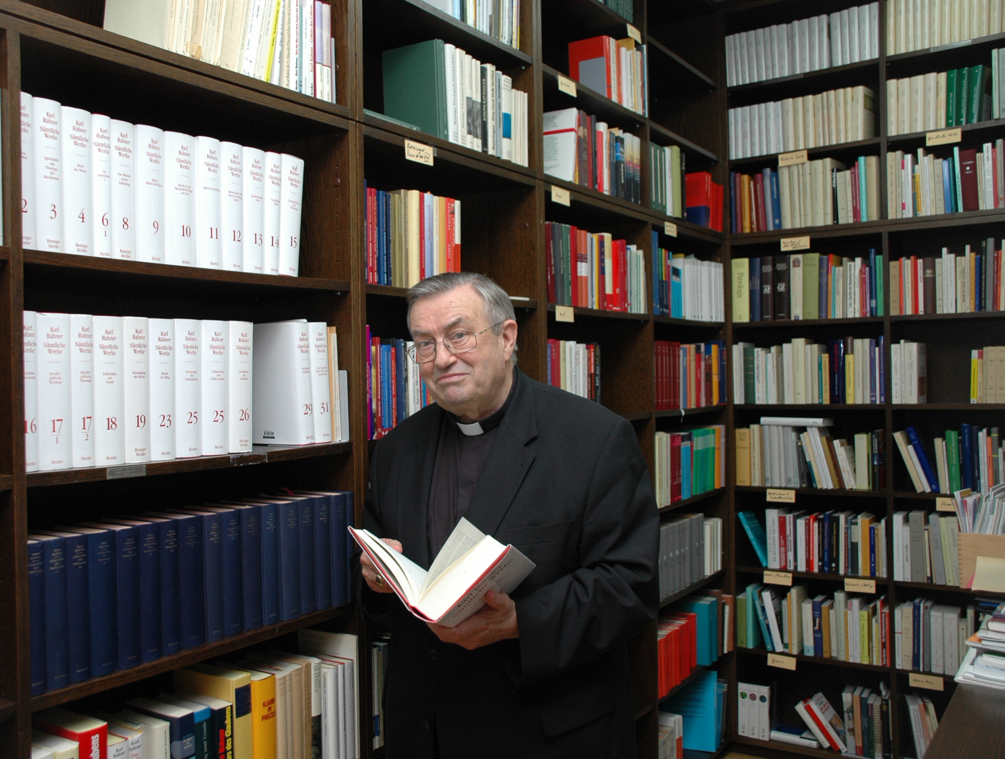 Kardinal Karl Lehmann in seiner Bibliothek im Mainzer Bischofshaus. Das Bild stammt aus dem Jahr 2008. (c) Bistum Mainz / Nichtweiß