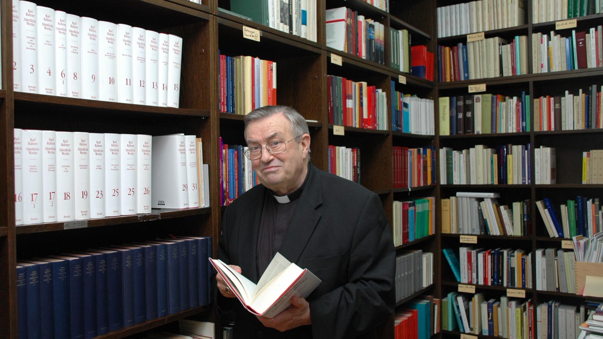 Kardinal Karl Lehmann in seiner Bibliothek im Mainzer Bischofshaus. Das Bild stammt aus dem Jahr 2008.