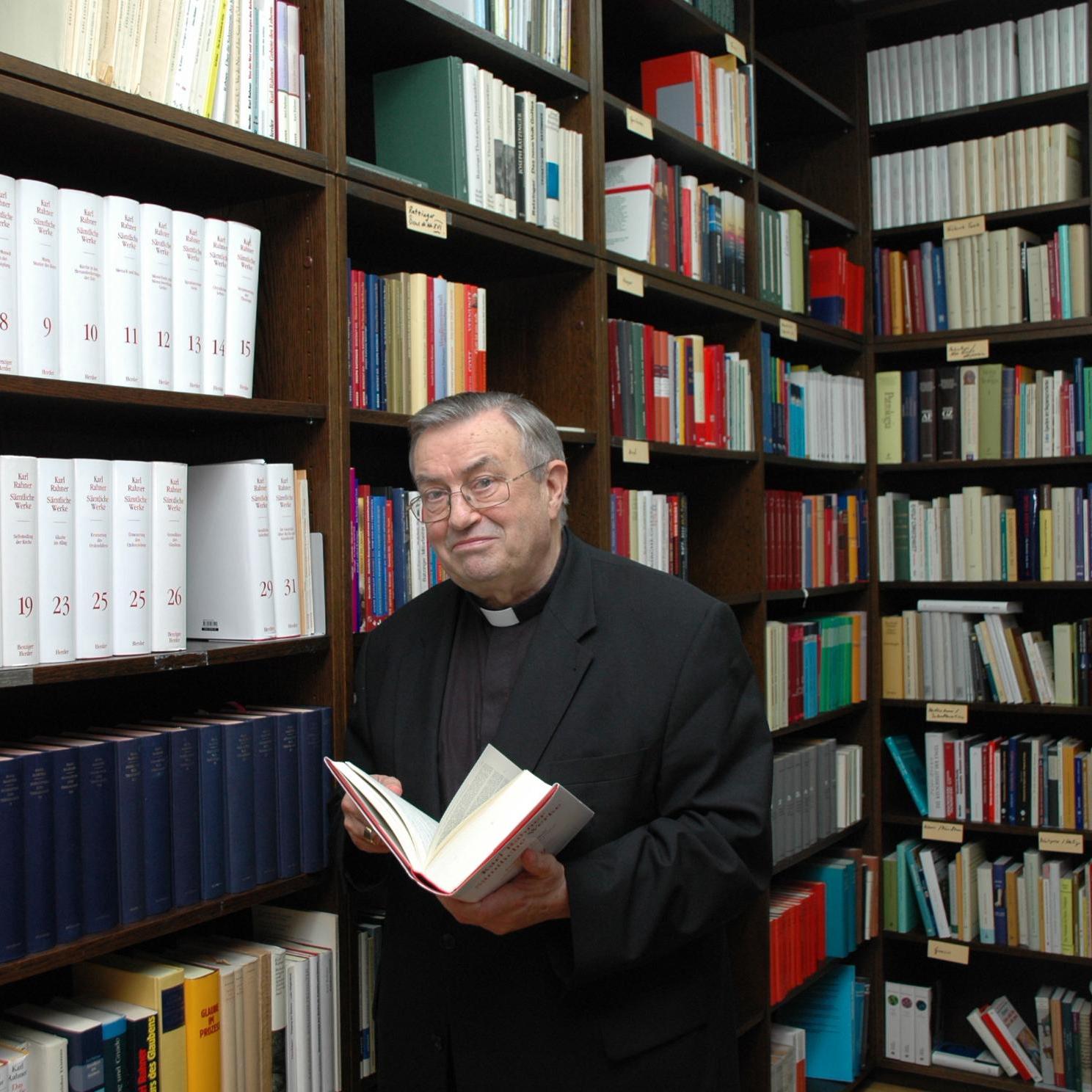 Kardinal Karl Lehmann in seiner Bibliothek auf einem Foto aus dem Jahr 2008.