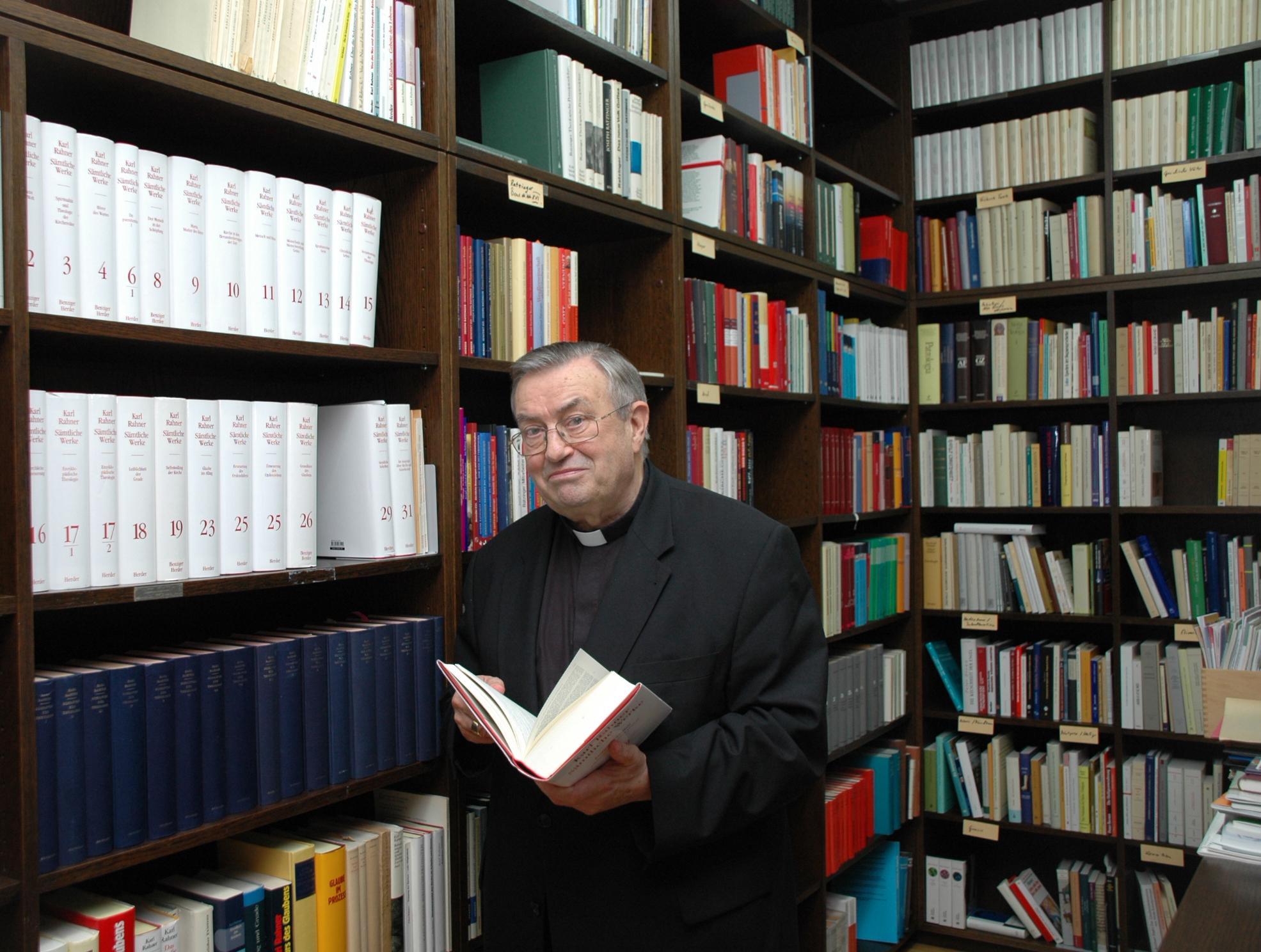 Kardinal Karl Lehmann in seiner Bibliothek auf einem Foto aus dem Jahr 2008. (c) Bistum Mainz / Nichtweiß