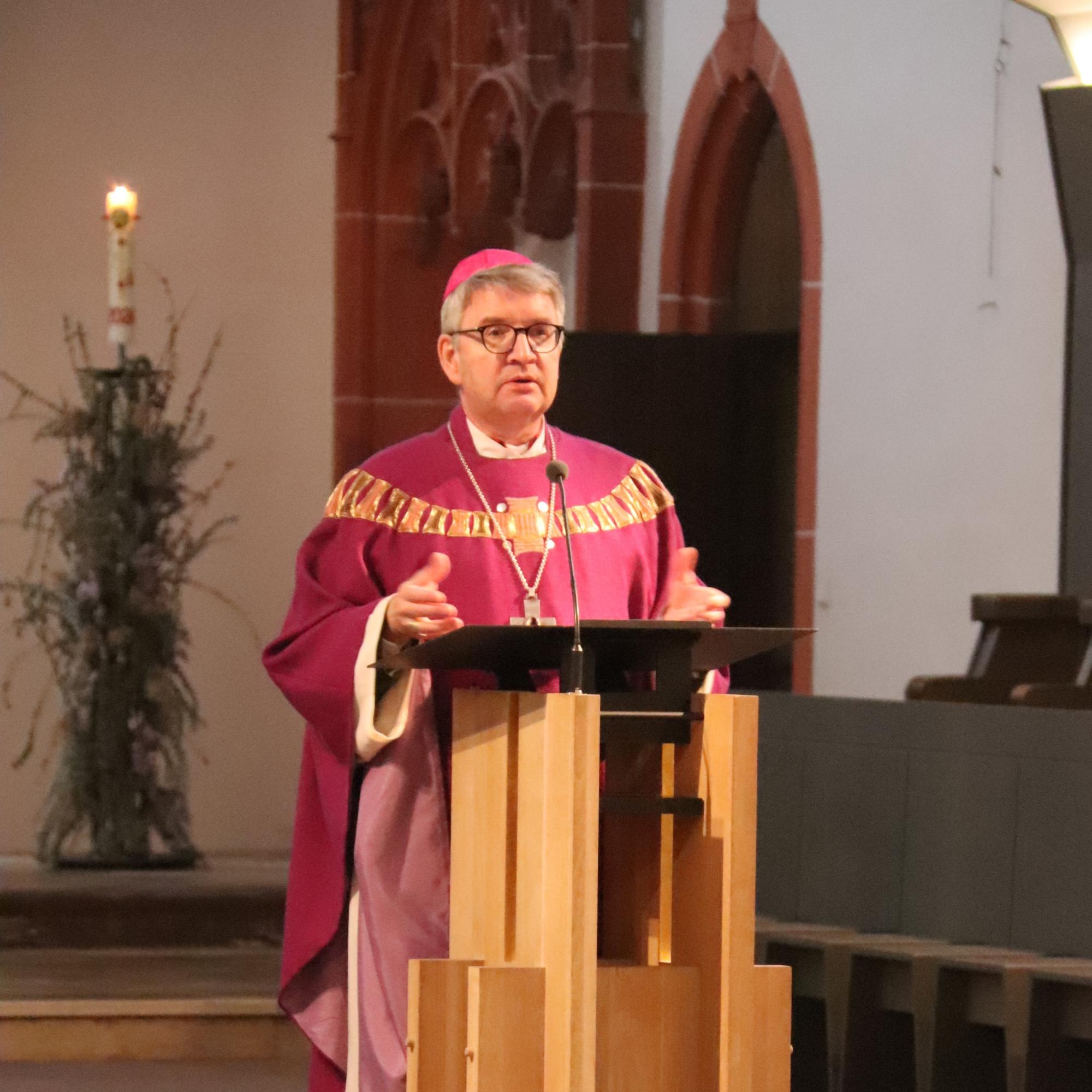 Bischof Peter Kohlgraf bei seiner Predigt anlässlich des 100. Weihejubiläums der Mainzer Karmeliterkirche