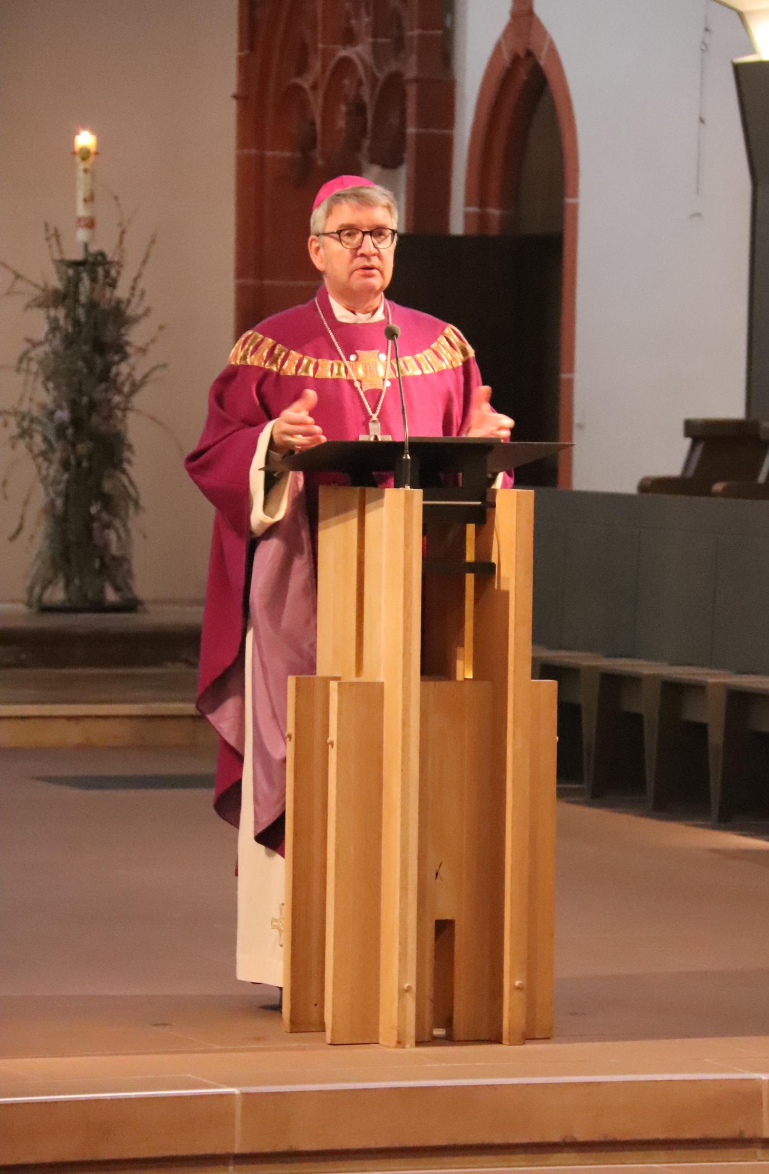 Bischof Peter Kohlgraf bei seiner Predigt anlässlich des 100. Weihejubiläums der Mainzer Karmeliterkirche (c) Bistum Mainz/Hoffmann