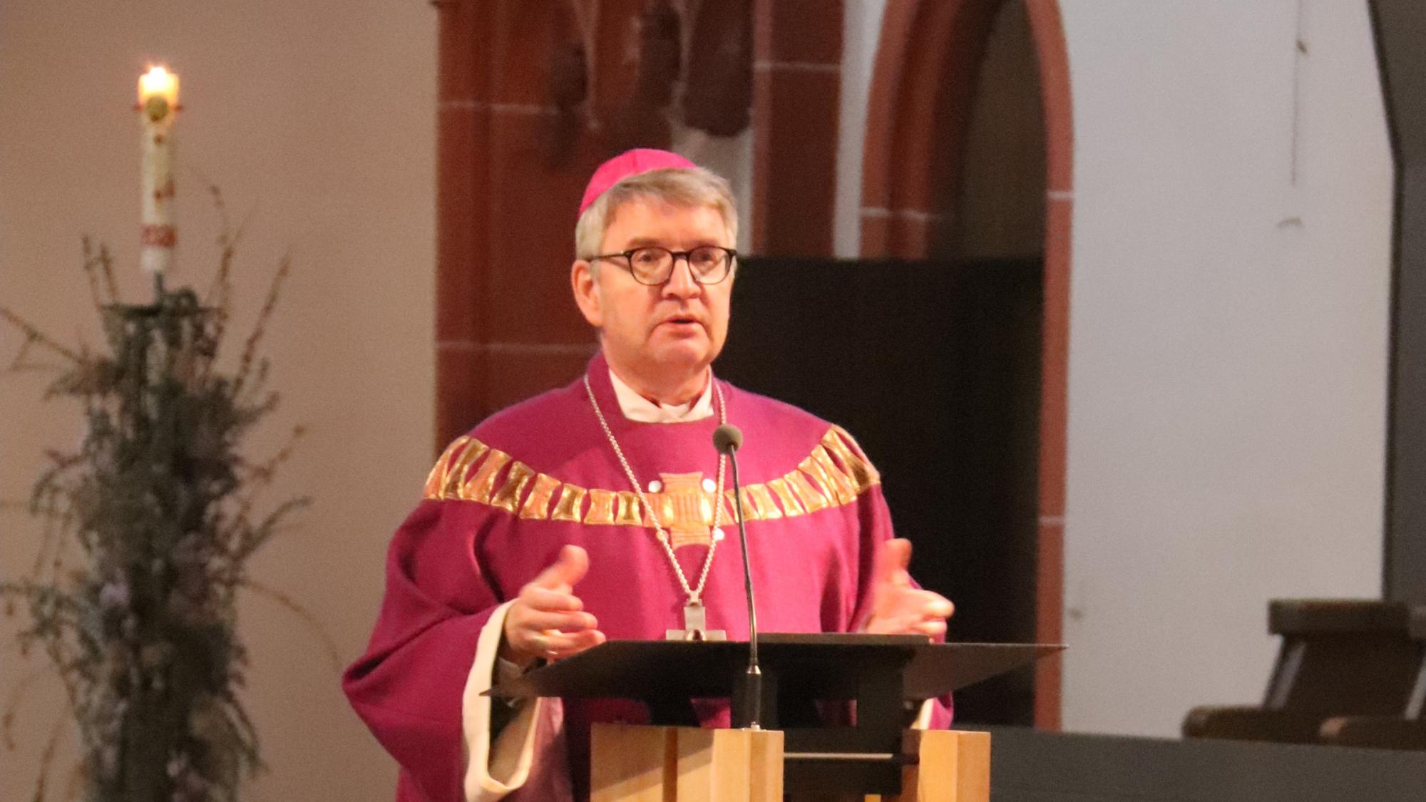 Bischof Peter Kohlgraf bei seiner Predigt anlässlich des 100. Weihejubiläums der Mainzer Karmeliterkirche