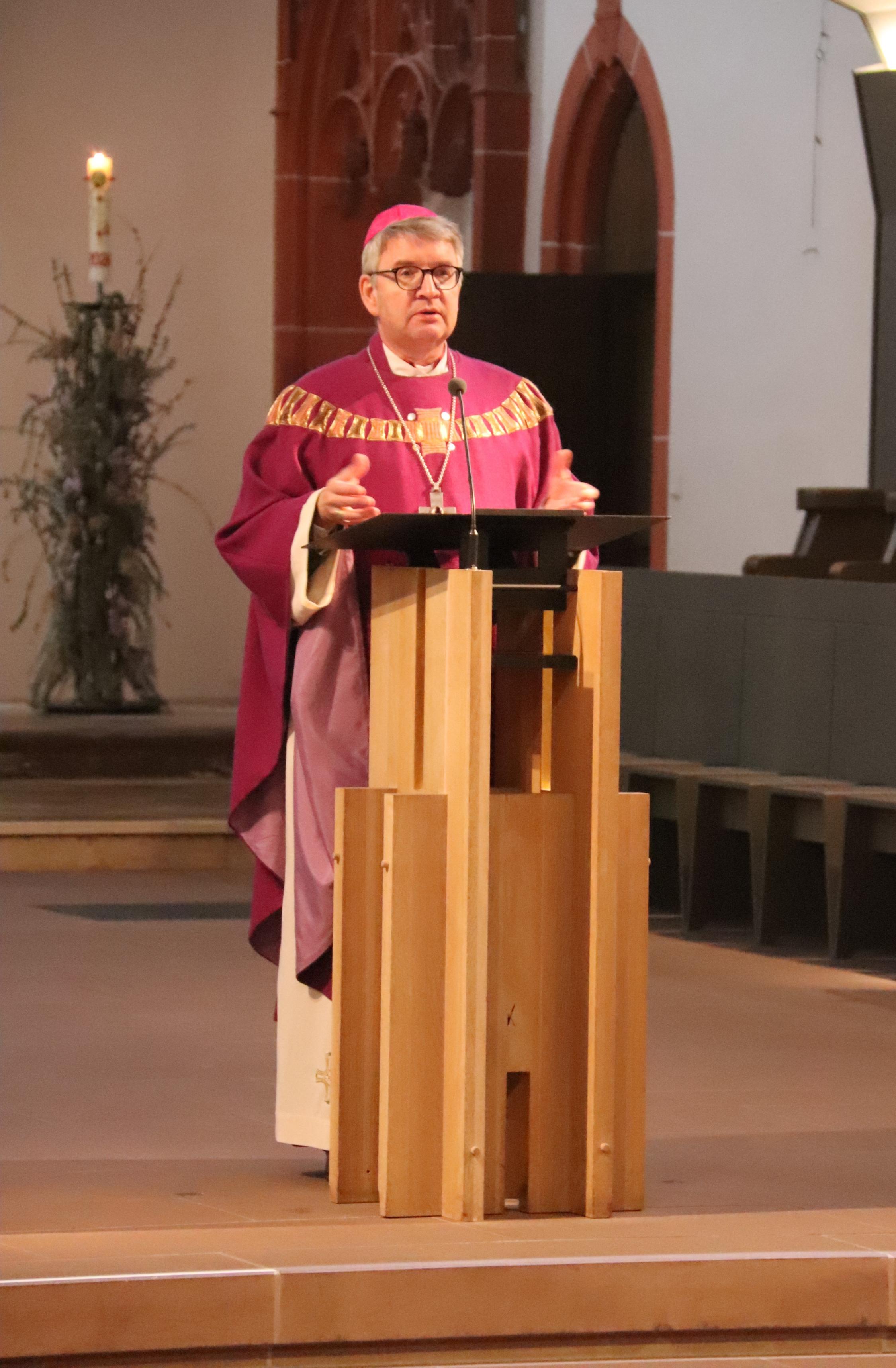 Bischof Peter Kohlgraf bei seiner Predigt anlässlich des 100. Weihejubiläums der Mainzer Karmeliterkirche