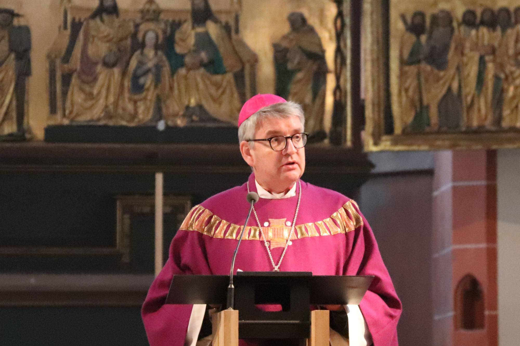 Bischof Peter Kohlgraf bei seiner Predigt anlässlich des 100. Weihejubiläums der Mainzer Karmeliterkirche