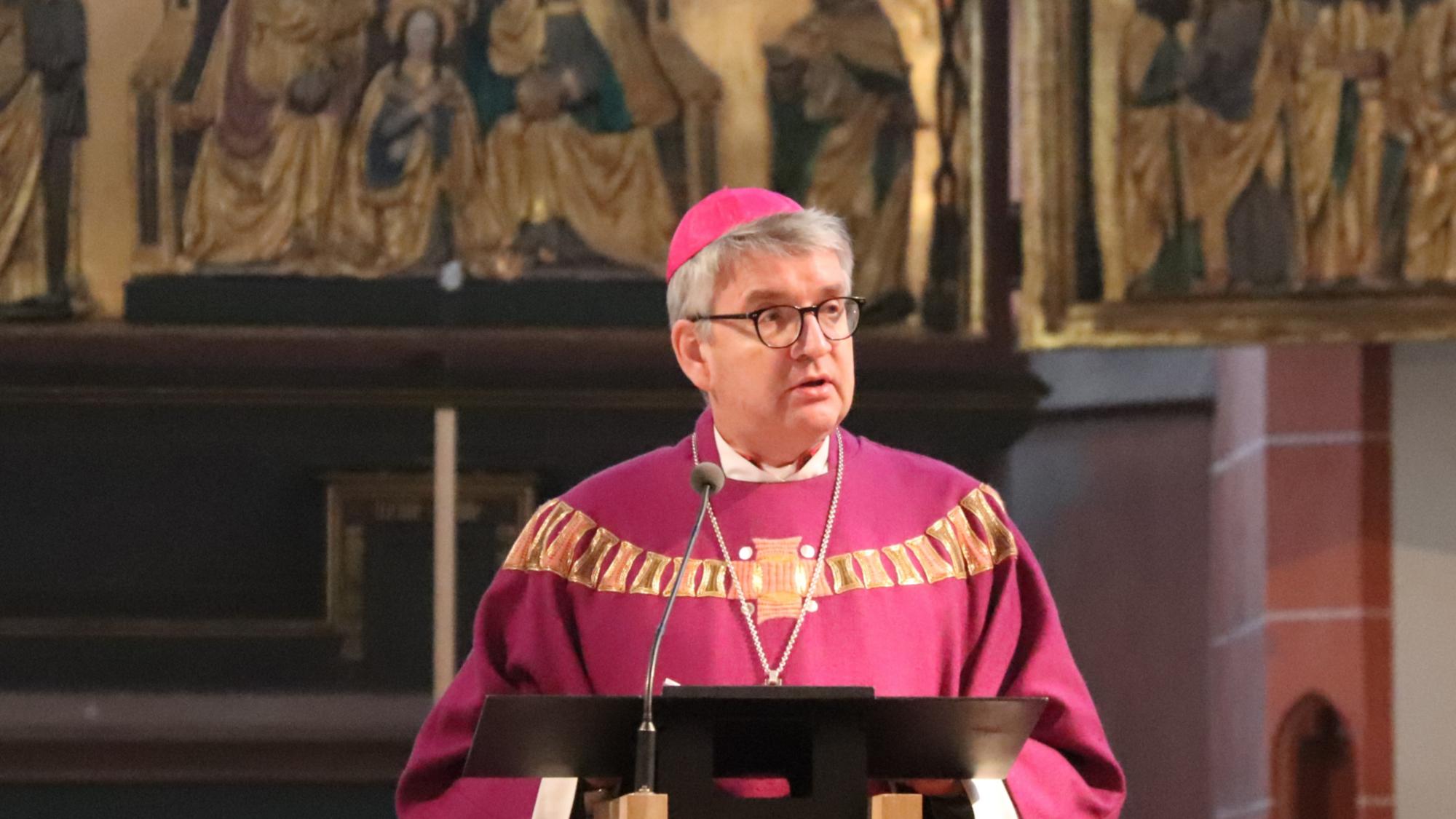 Bischof Peter Kohlgraf bei seiner Predigt anlässlich des 100. Weihejubiläums der Mainzer Karmeliterkirche