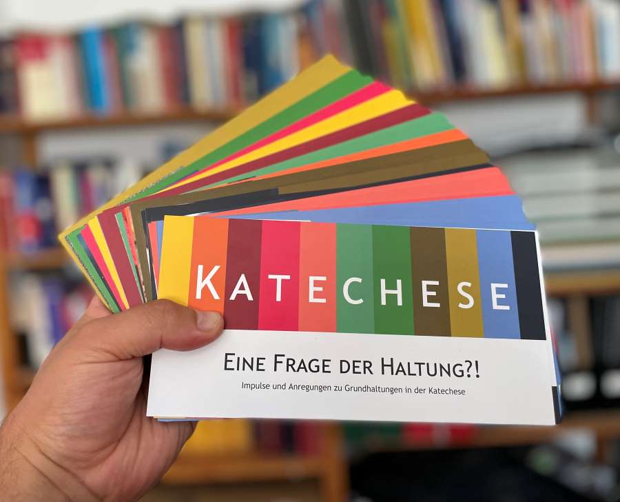Das Kartenset soll Haupt- und Ehrenamtlichen die Gelegenheit bieten, über die Grundhaltungen in der Katechese und Glaubensvertiefung ins Gespräch zu kommen. (c) Bistum Mainz/Torner