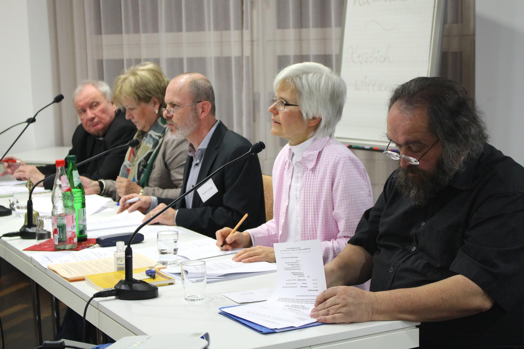 Mainz, 5. November 2016: Herbstvollversammlung des Katholikenrates (v.l.n.r.): Diözesanadministrator Dietmar Giebelmann, Brigitte Hörnlein, Patrick Landua, Martina Reißfelder und Roland Hohenstein.