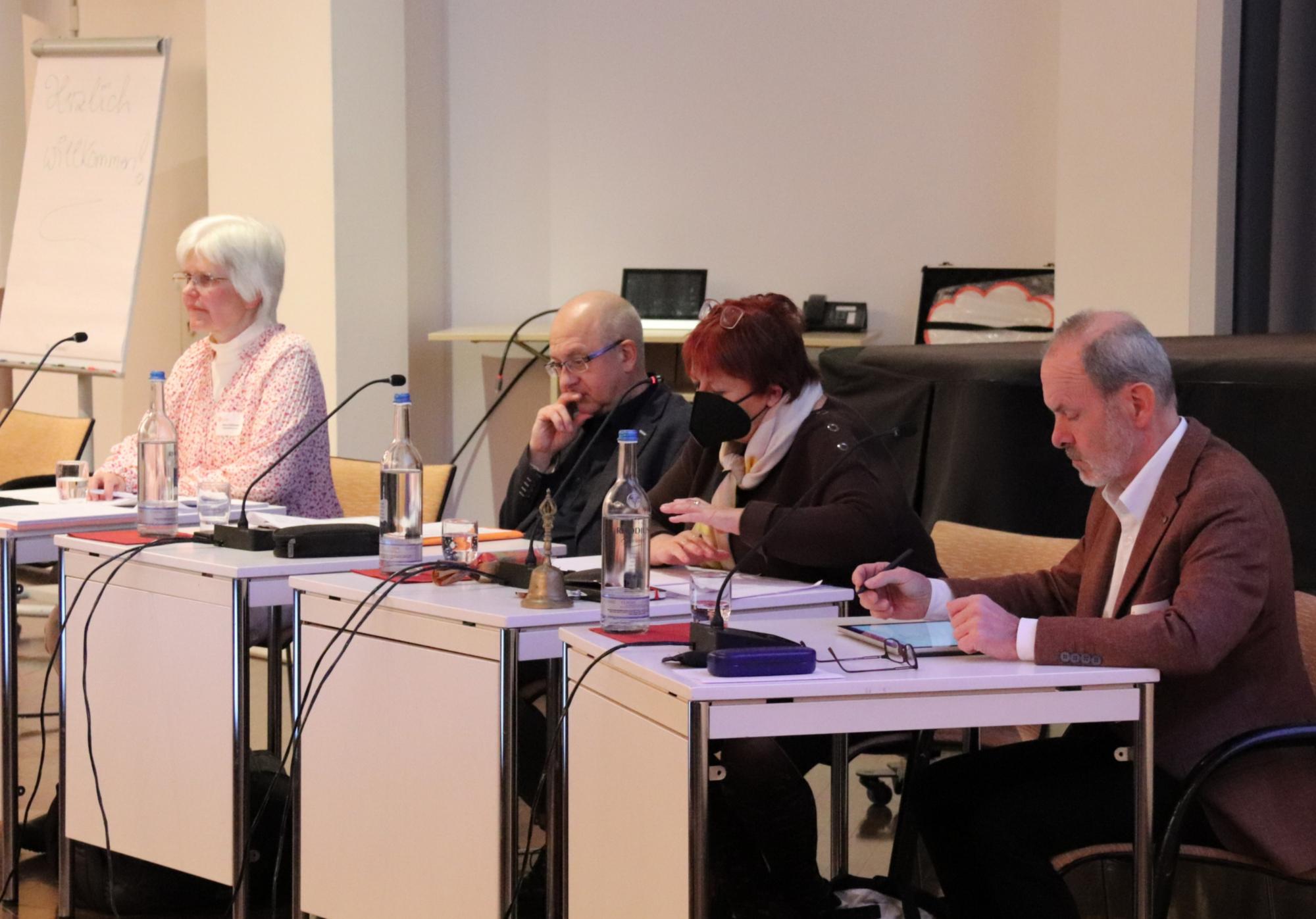 Podium des Rats der Katholikinnen und Katholiken (von links): Martina Reißfelder, Michael Wagner-Erlekam, Hildegard Eckert und Patrick Landua (c) Bistum Mainz/Hoffmann