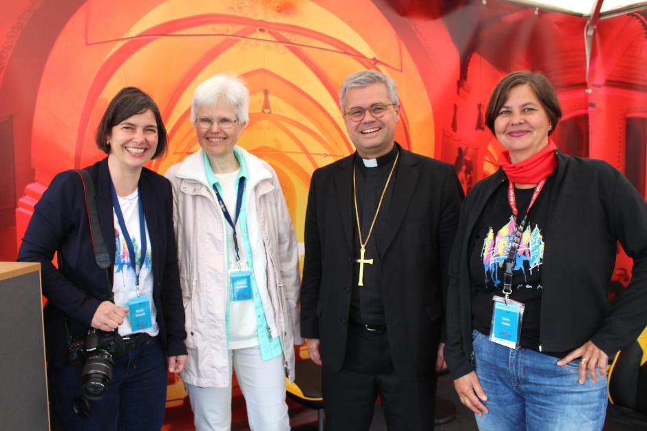 Viele Besucher Am Stand Des Bistums Mainz Auf Dem Katholikentag viele-besucher-am-stand-des-bistums-mainz-auf-dem-katholikentag