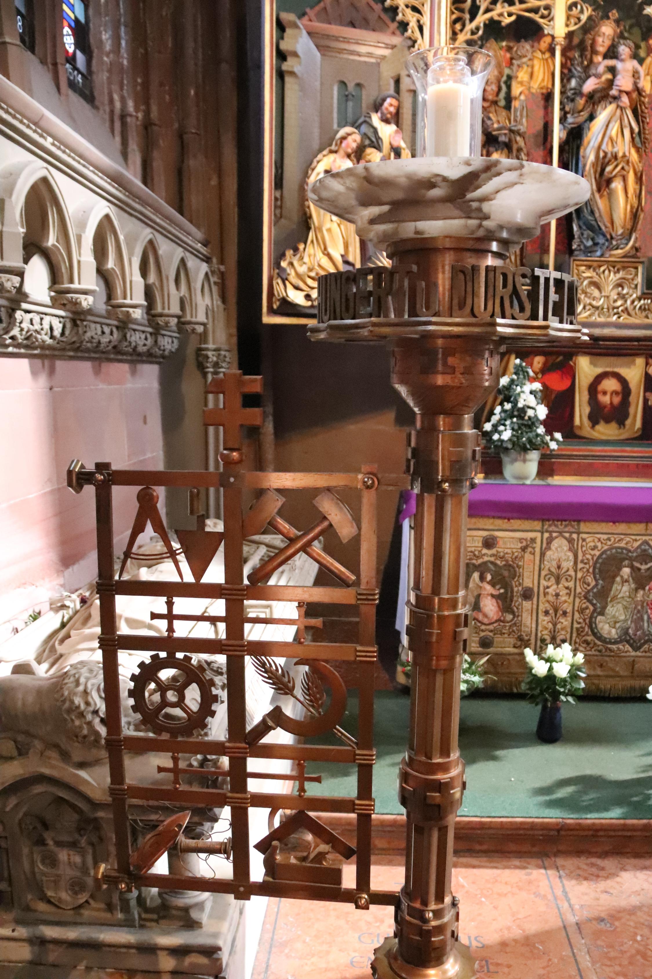 Ketteler-Leuchter am Fuß der Grabstätte von Bischof Ketteler im Mainzer Dom