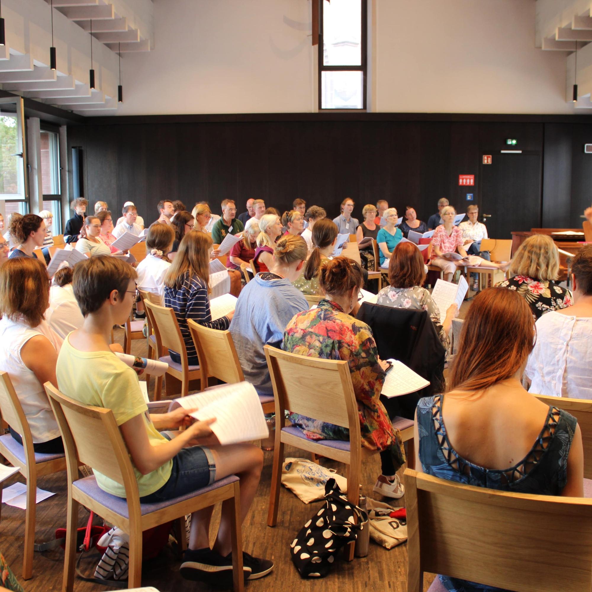 Das Institut für Kirchenmusik bietet in diesem Jahr neu einen Basiskurs Chorleitung an.