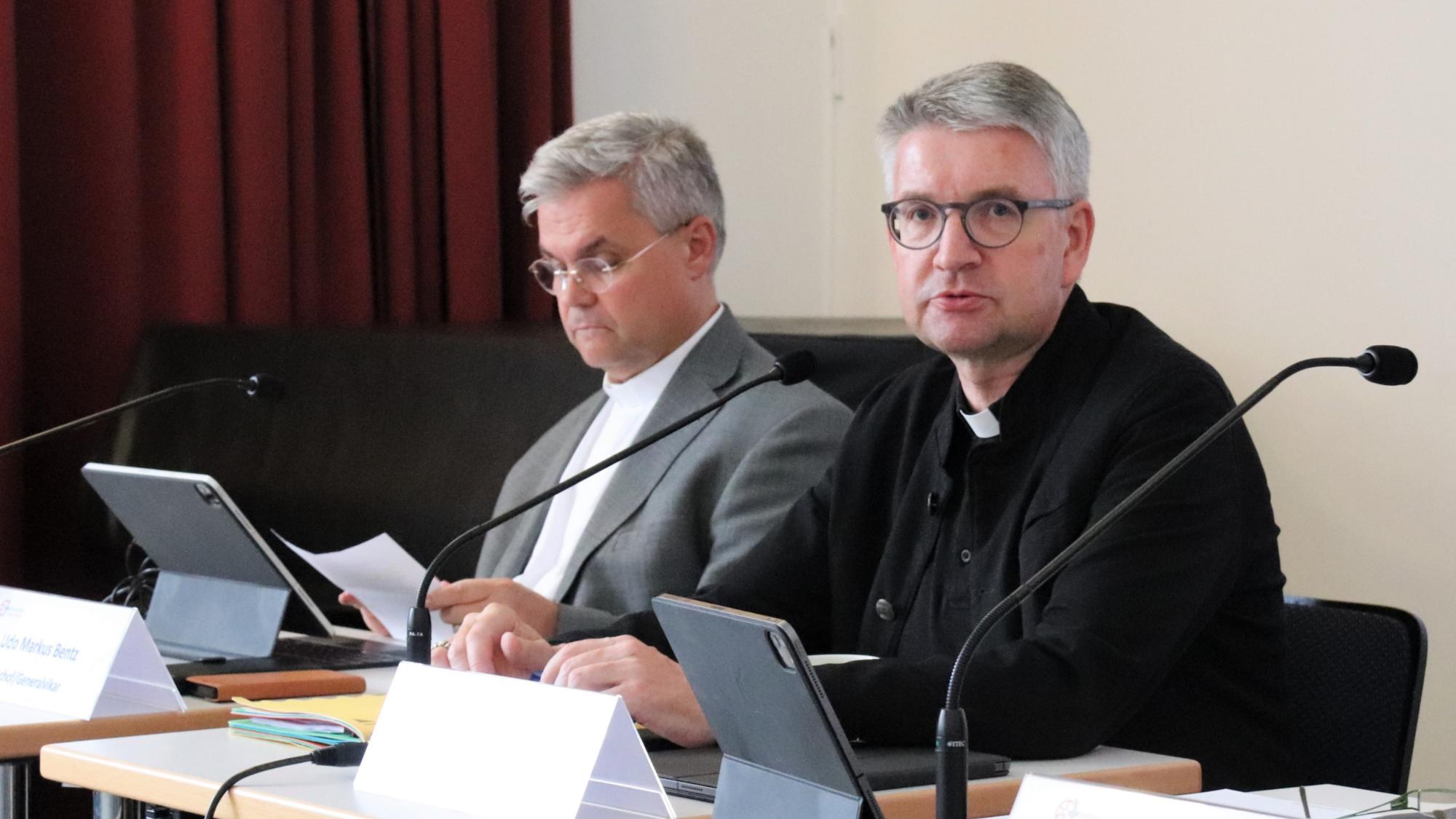 Bischof Peter Kohlgraf und Weihbischof Dr. Udo Markus Bentz (von rechts) bei der Sitzung des Diözesankirchensteuerrats