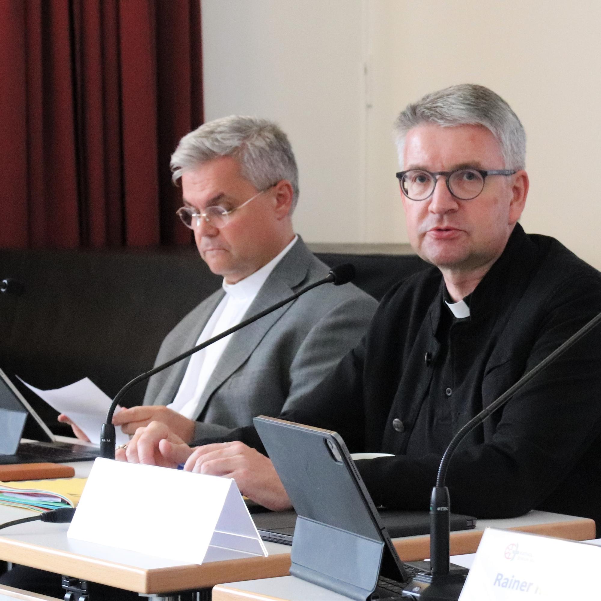 Bischof Peter Kohlgraf und Weihbischof Dr. Udo Markus Bentz (von rechts) bei der Sitzung des Diözesankirchensteuerrats