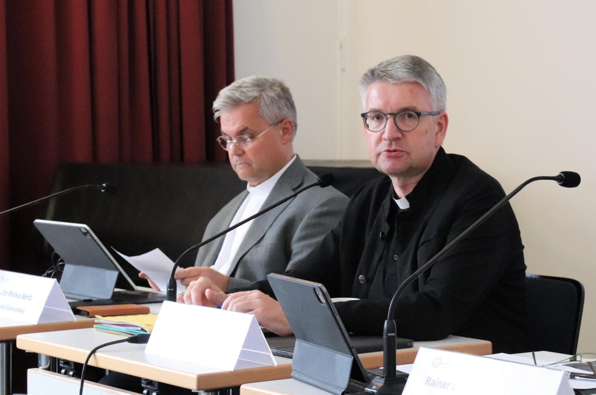 Bischof Peter Kohlgraf und Weihbischof Dr. Udo Markus Bentz (von rechts) bei der Sitzung des Diözesankirchensteuerrats (c) Bistum Mainz/Hoffmann
