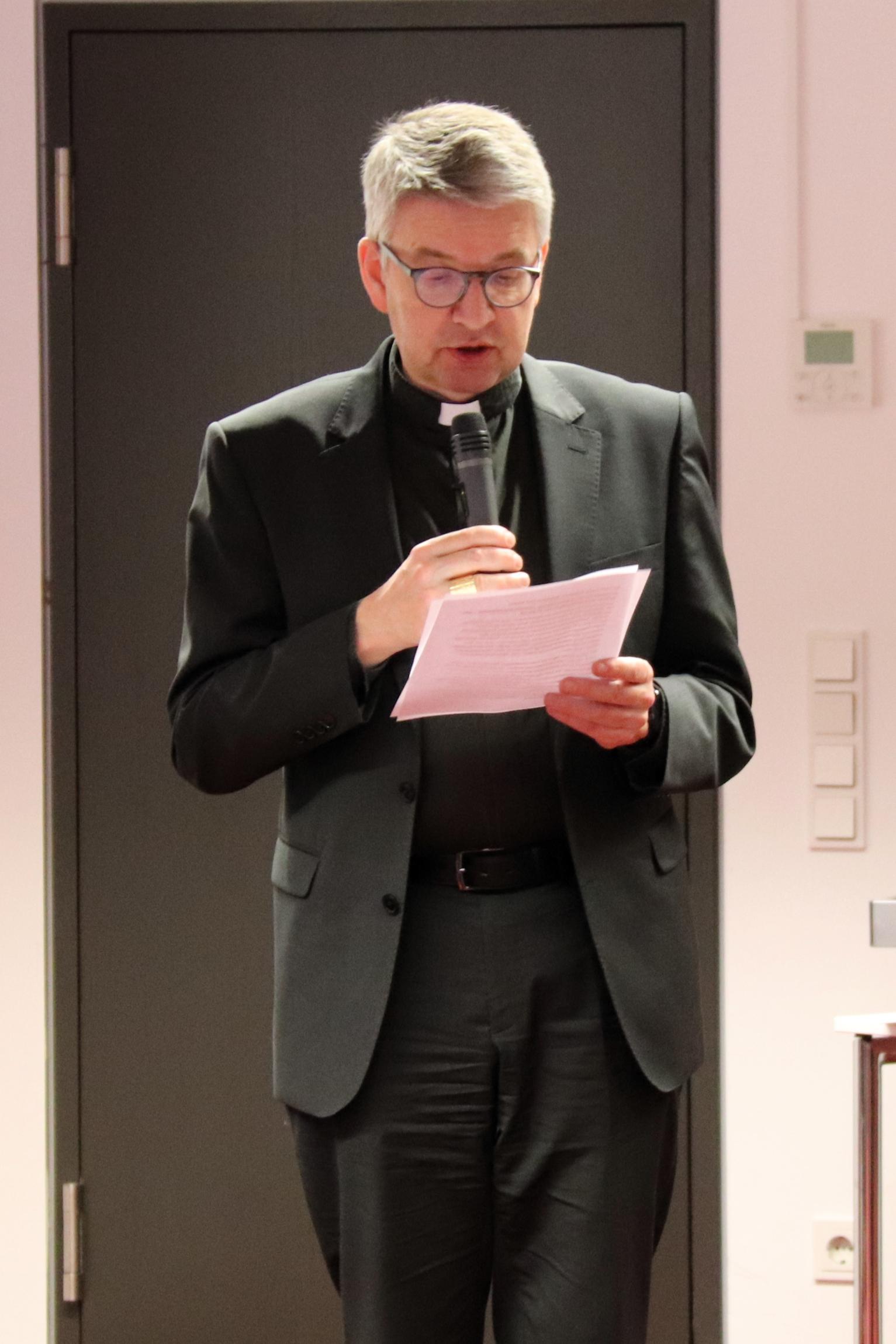Bischof Peter Kohlgraf bei seiner Begrüßung am Diskussionsabend zum Thema Klimakommunikation (c) Bistum Mainz/Hoffmann