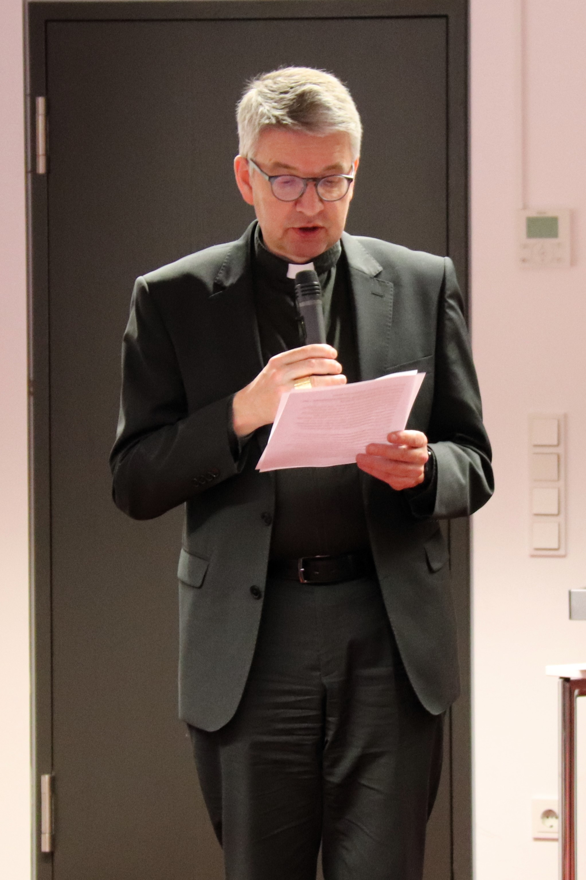 Bischof Peter Kohlgraf bei seiner Begrüßung am Diskussionsabend zum Thema Klimakommunikation