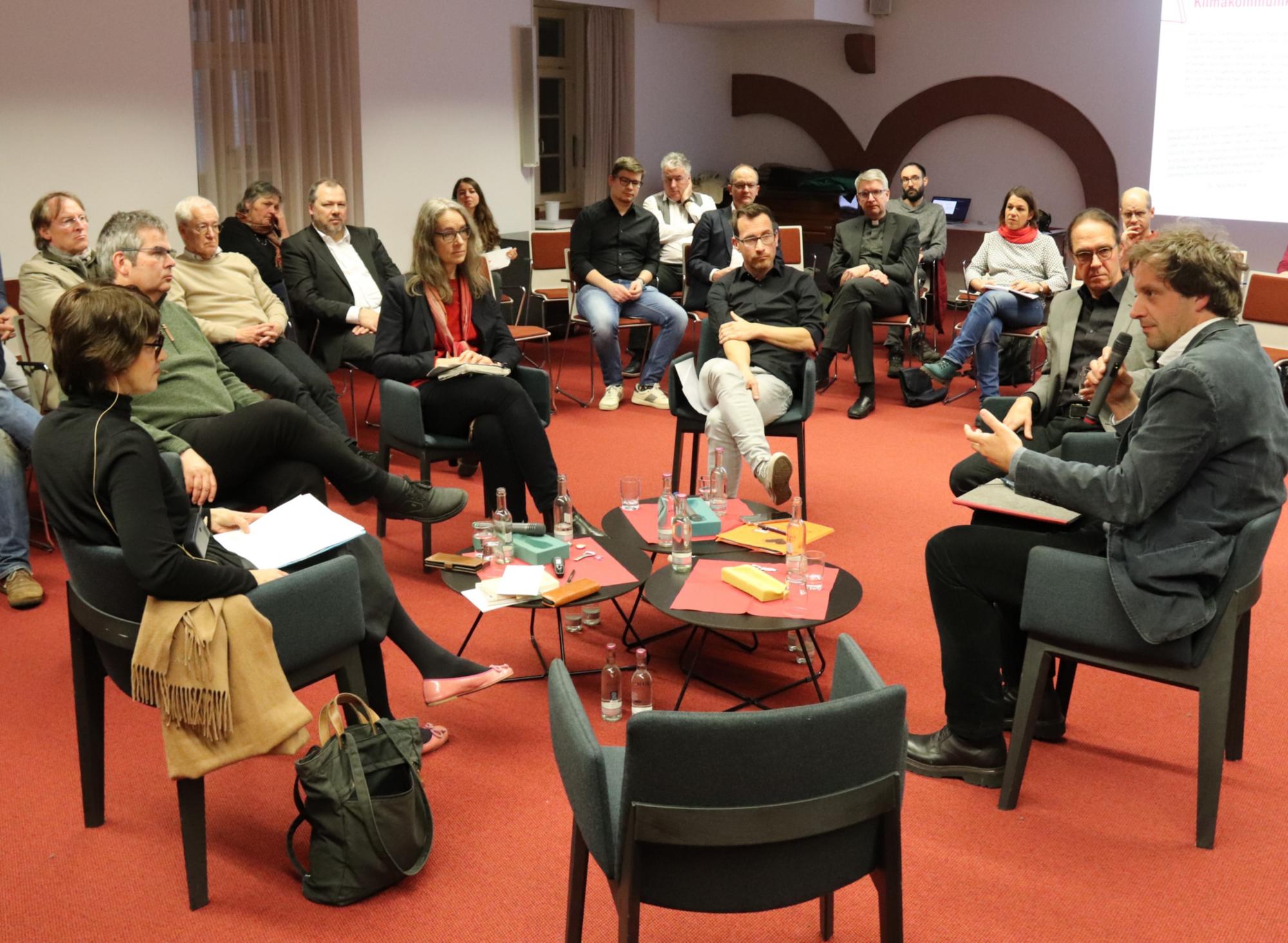 Diskussionsrunde zum Thema Klimakommunikation - vorne im Bild der leere Stuhl für spontan Mitdiskutierende (c) Bistum Mainz/Hoffmann