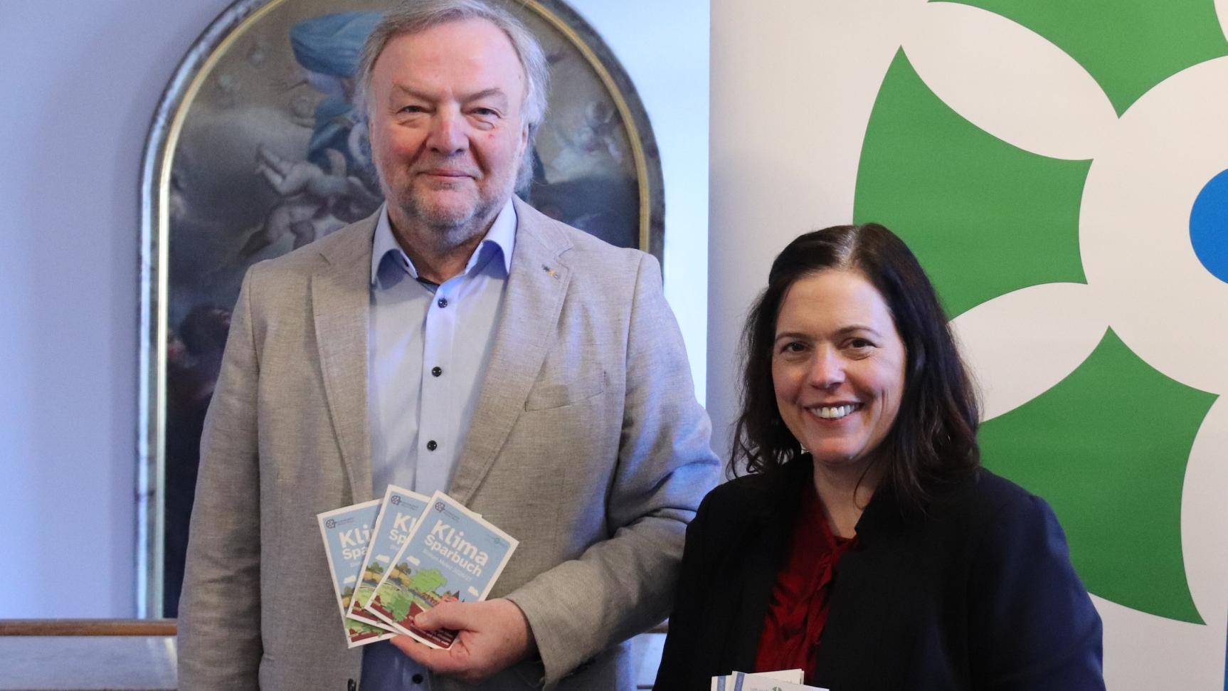 Die Bevollmächtigte des Generalvikars, Ordinariatsdirektorin Stephanie Rieth, präsentierte die neuen Tippgeber, Umweltbeauftragter Marcus Grünewald die neuen Klimasparbücher