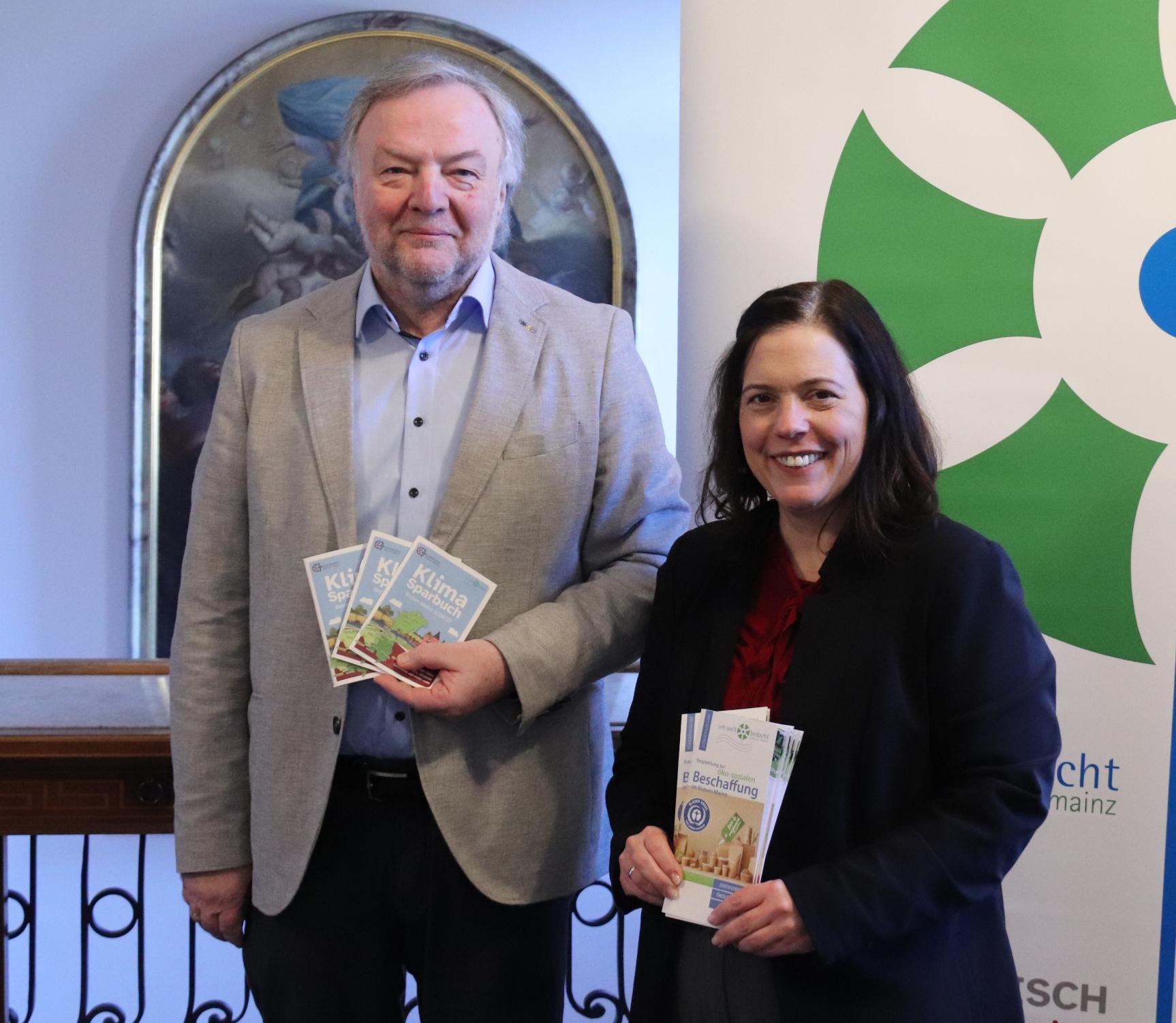 Die Bevollmächtigte des Generalvikars, Ordinariatsdirektorin Stephanie Rieth, präsentierte die neuen Tippgeber, Umweltbeauftragter Marcus Grünewald die neuen Klimasparbücher