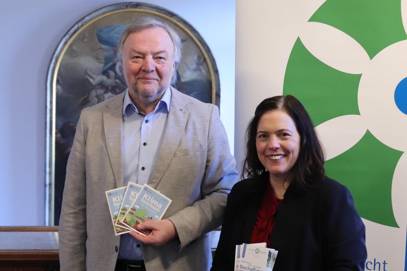 Die Bevollmächtigte des Generalvikars, Ordinariatsdirektorin Stephanie Rieth, präsentierte die neuen Tippgeber, Umweltbeauftragter Marcus Grünewald die neuen Klimasparbücher