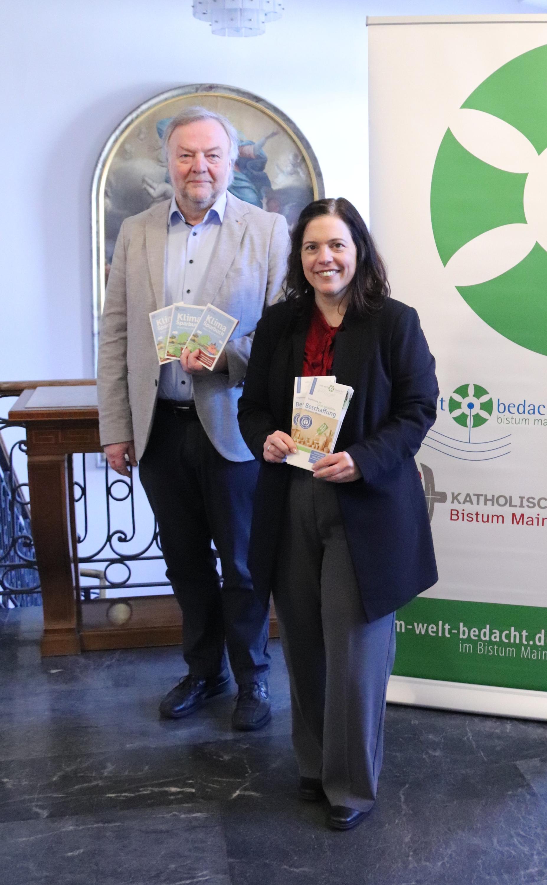 Bevollmächtigte Stephanie Rieth präsentierte die neuen Tippgeber, Umweltbeauftragter Marcus Grünewald die neuen Klimasparbücher (c) Bistum Mainz/Hoffmann