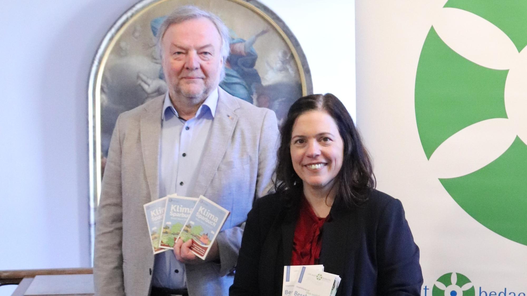 Bevollmächtigte Stephanie Rieth präsentierte die neuen Tippgeber, Umweltbeauftragter Marcus Grünewald die neuen Klimasparbücher