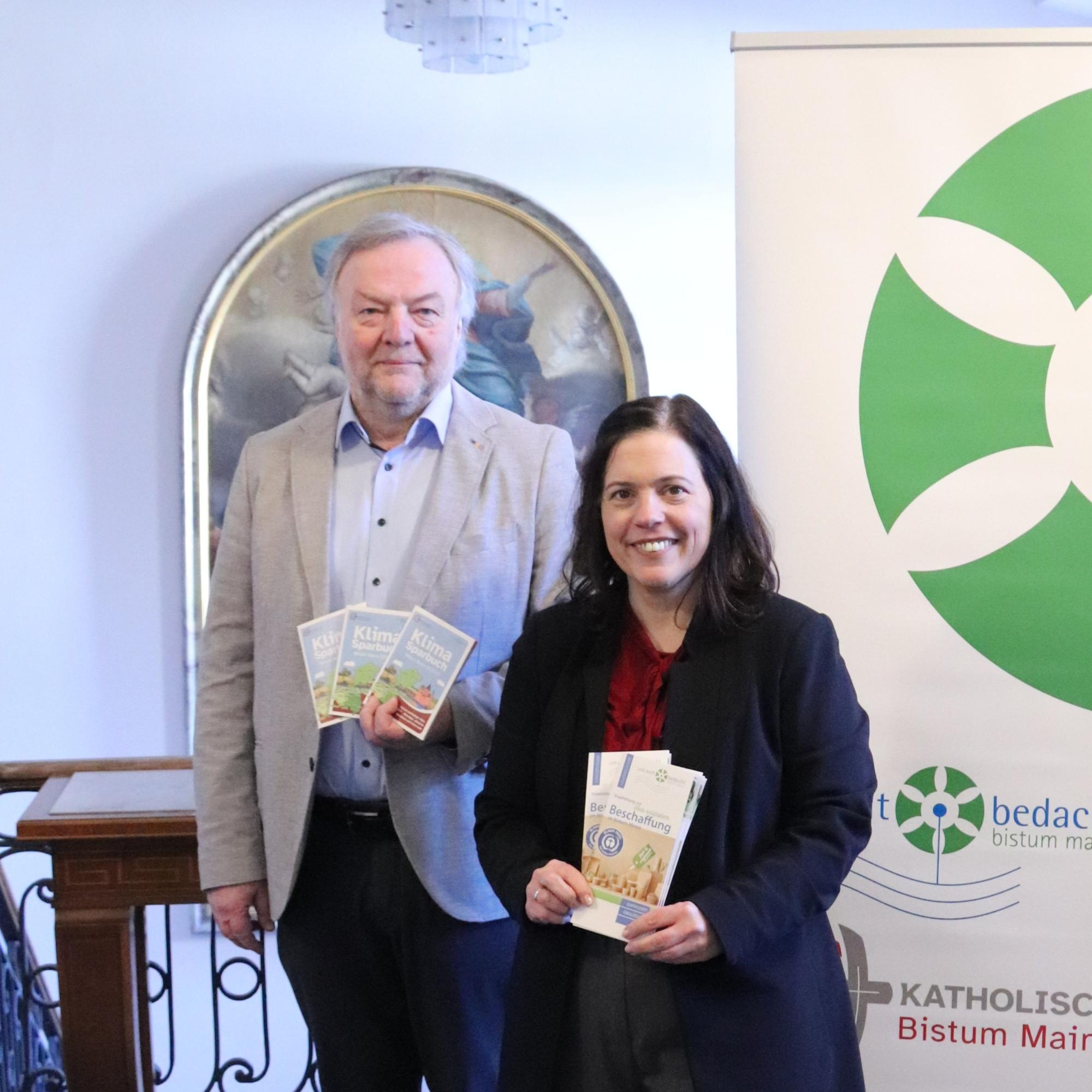 Bevollmächtigte Stephanie Rieth präsentierte die neuen Tippgeber, Umweltbeauftragter Marcus Grünewald die neuen Klimasparbücher