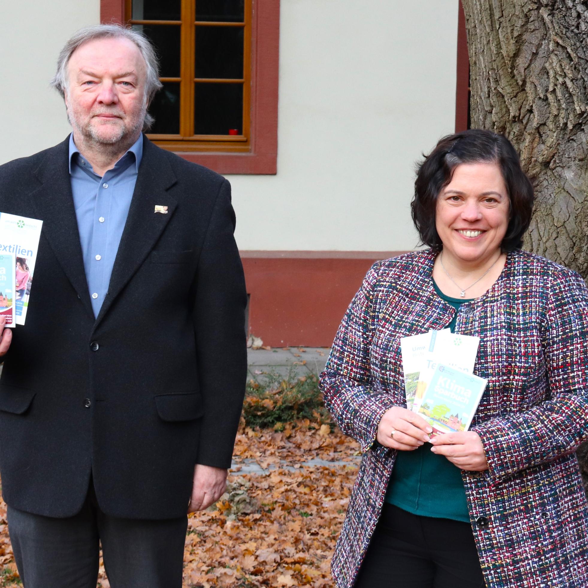 Die Bevollmächtigte des Generalvikars, Ordinariatsdirektorin Stephanie Rieth, präsentierte gemeinsam mit dem Umweltbeauftragten des Bistums Mainz, Marcus Grünewald, das neue Klimasparbuch, den Tippgeber 'Textilien' und eine Broschüre zum Umweltpreis