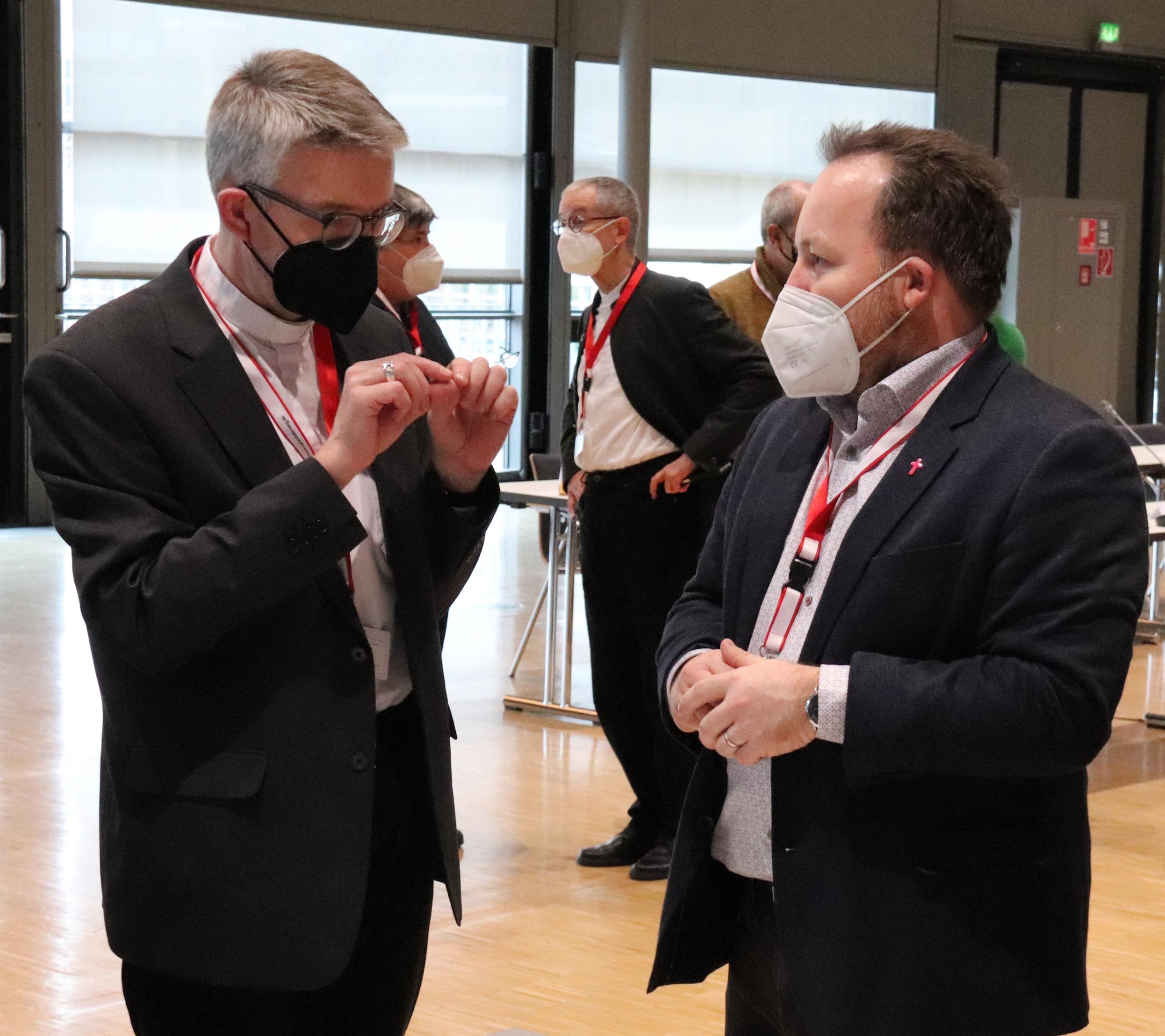 Bischof Peter Kohlgraf im Gespräch mit Martin Buhl vom Katholikenrat