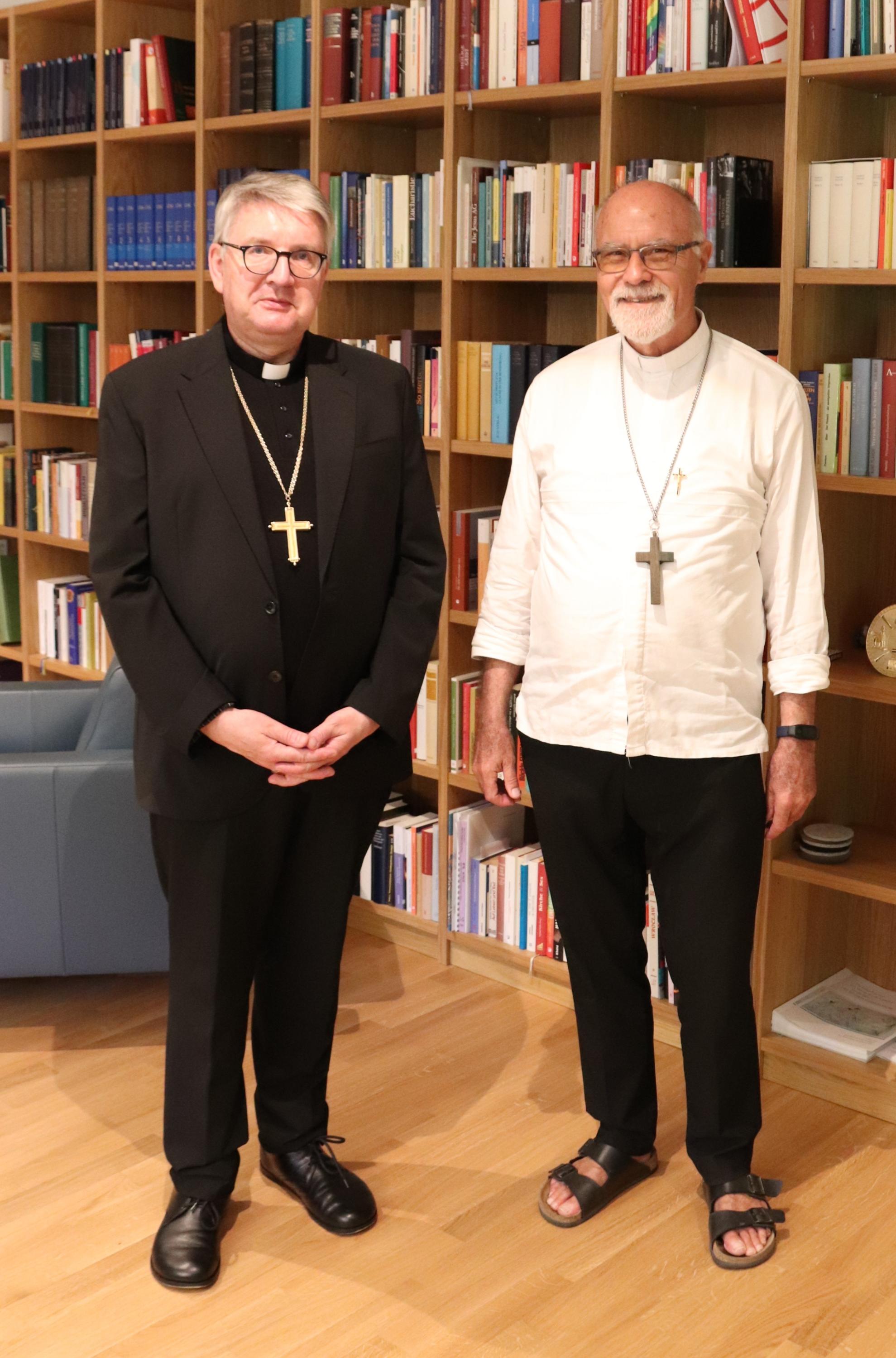 Bischof Peter Kohlgraf (links) trifft Bischof Miguel Fritz aus Paraguay (c) Bistum Mainz/Hoffmann