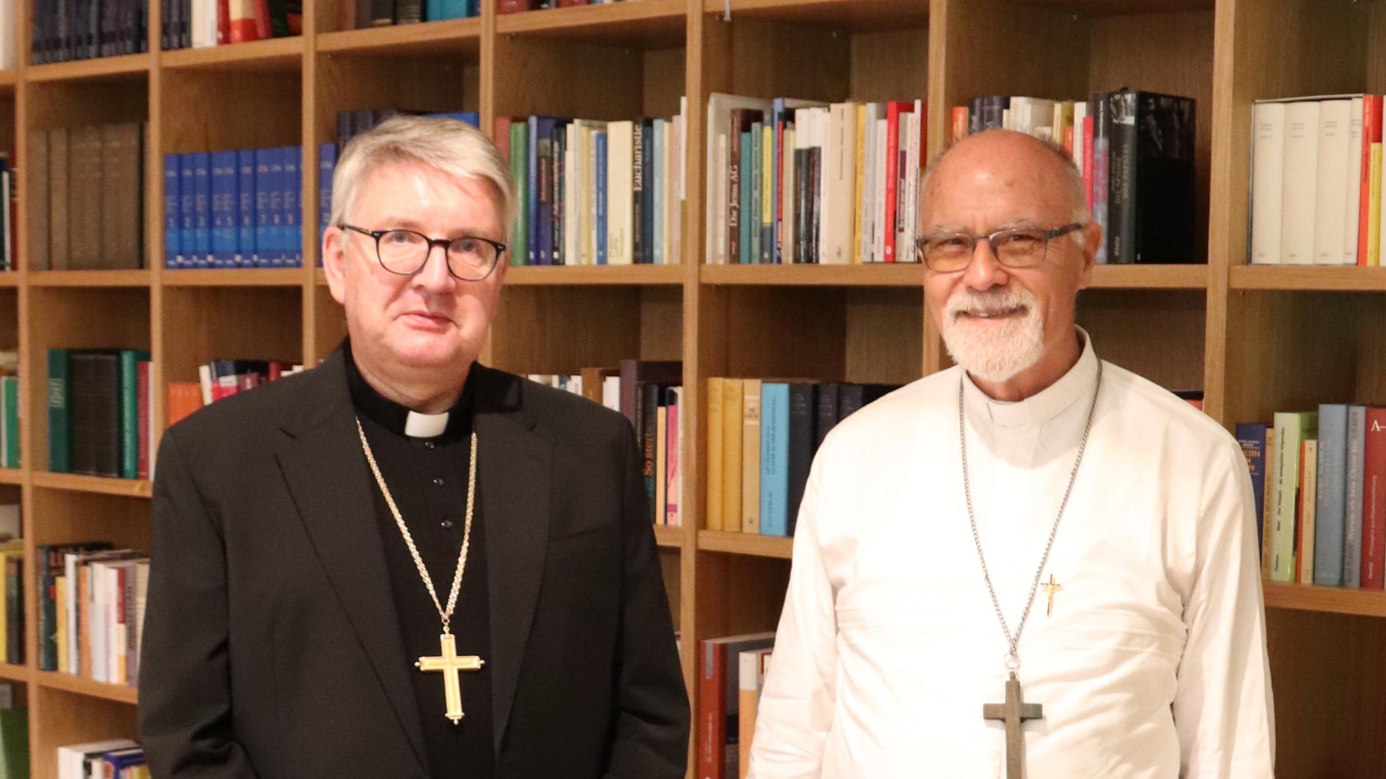Bischof Peter Kohlgraf (links) trifft Bischof Miguel Fritz aus Paraguay
