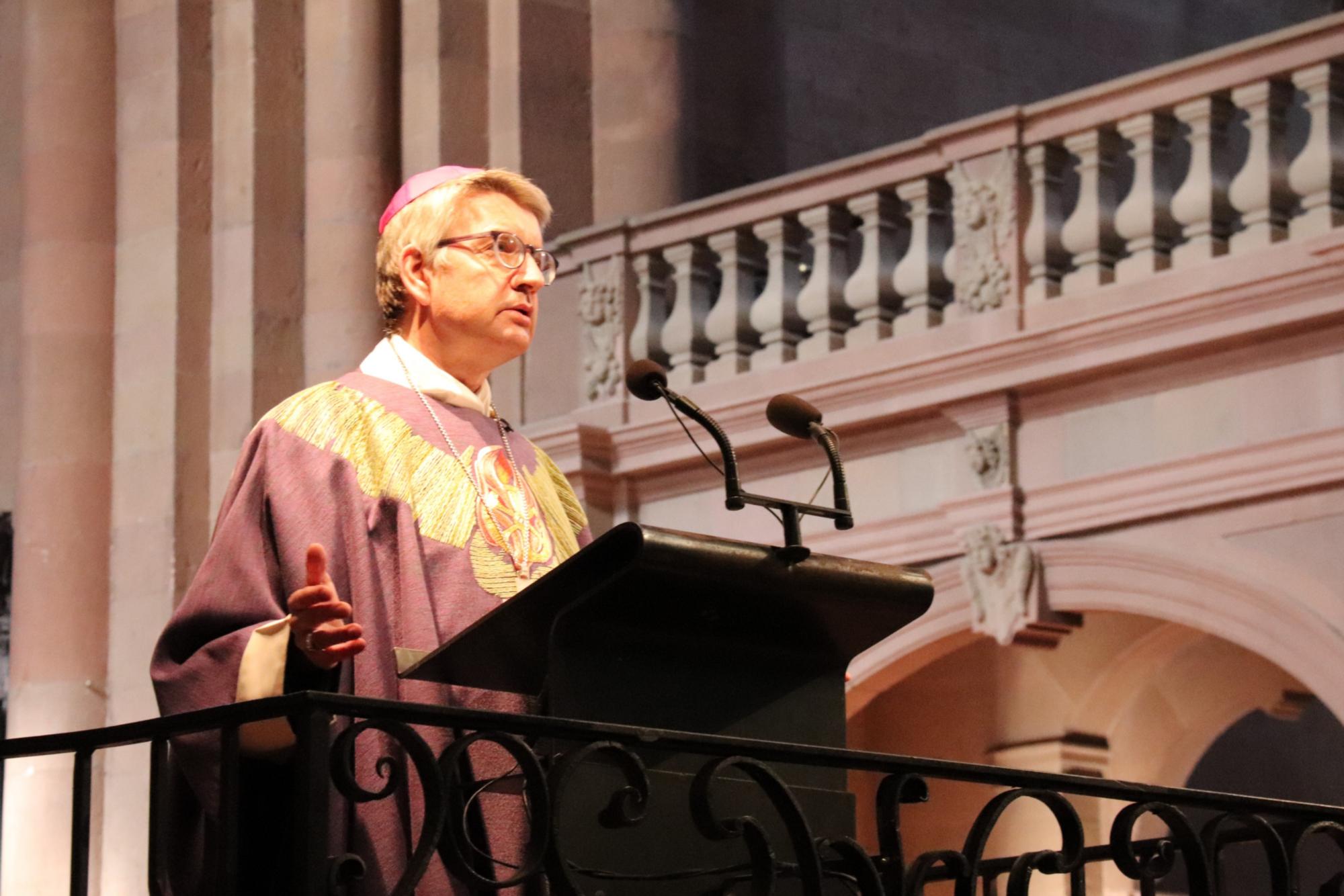 Bischof Peter Kohlgraf predigt während der Gedenkmesse für Betroffene der Corona-Pandemie