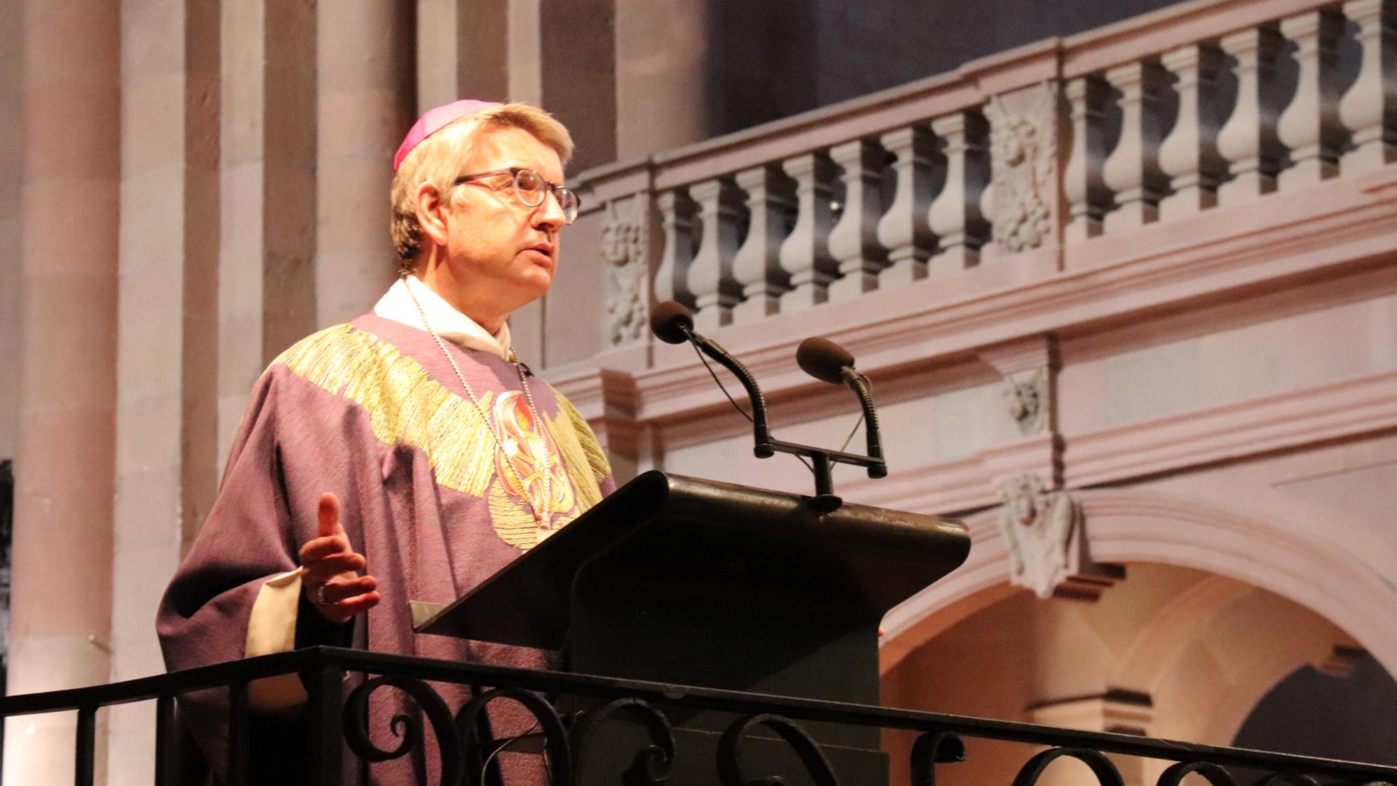 Bischof Peter Kohlgraf predigt während der Gedenkmesse für Betroffene der Corona-Pandemie