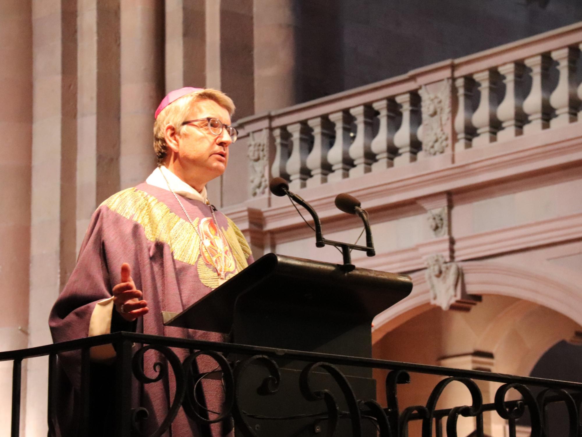 Bischof Peter Kohlgraf predigt während der Gedenkmesse für Betroffene der Corona-Pandemie (c) Bistum Mainz / Hoffmann