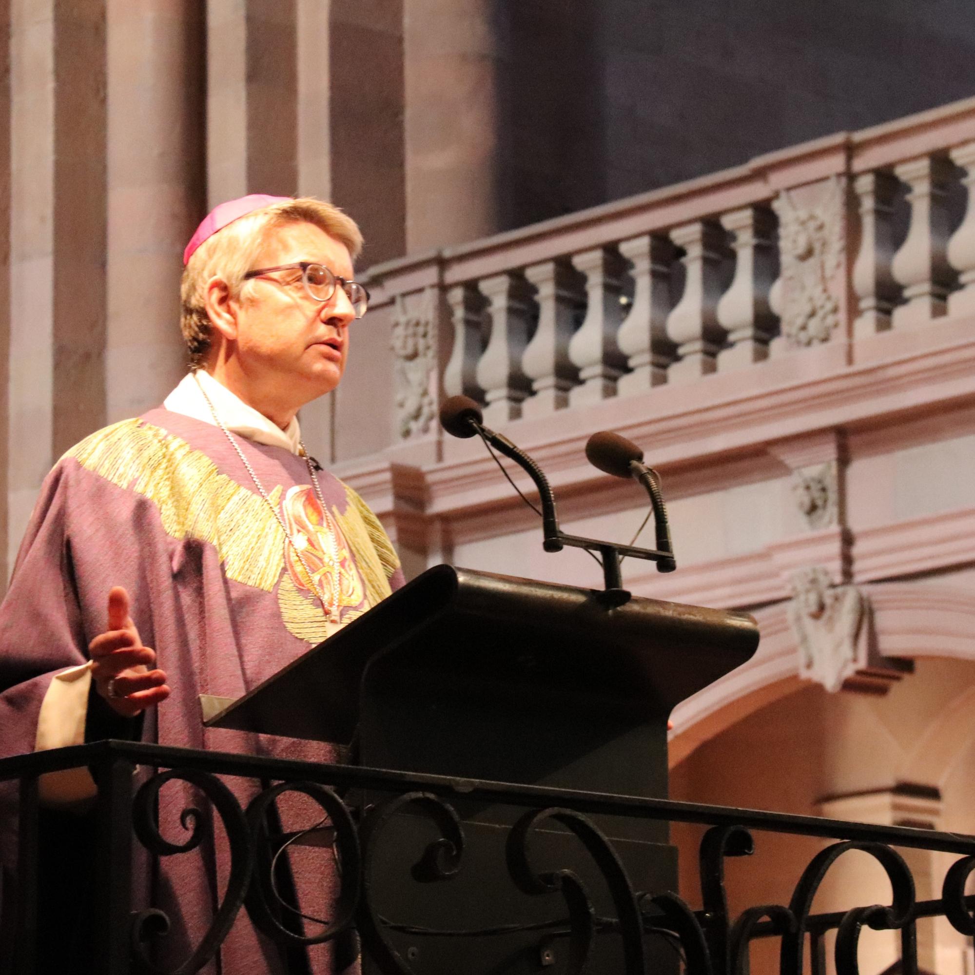 Bischof Kohlgraf predigt während der Corona-Messe